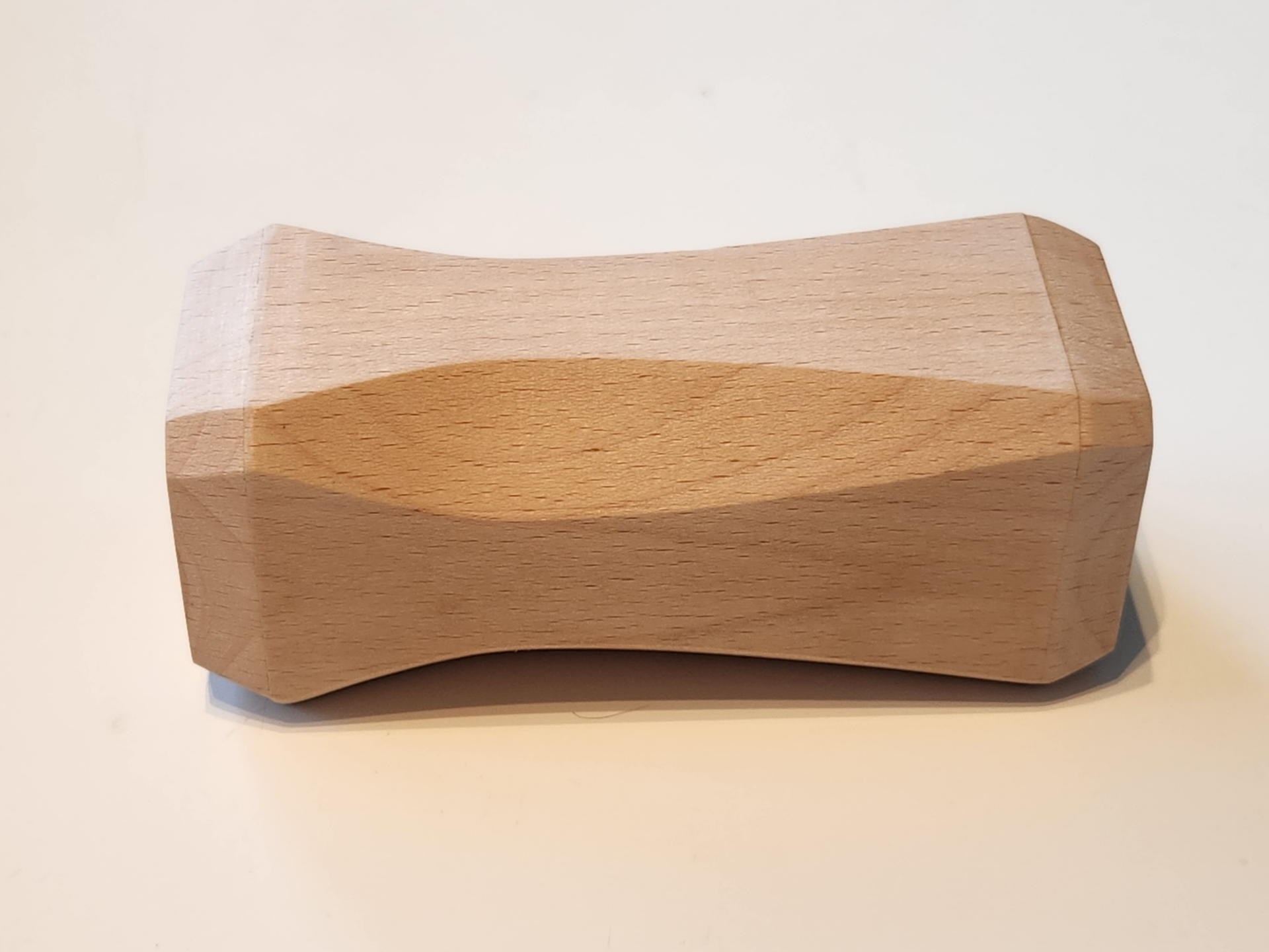 立てても寝かせても安定感のあるナチュラルなウッドダンベルは和洋室を選ばずデスク回りにもキッチンまわりにもマッチする