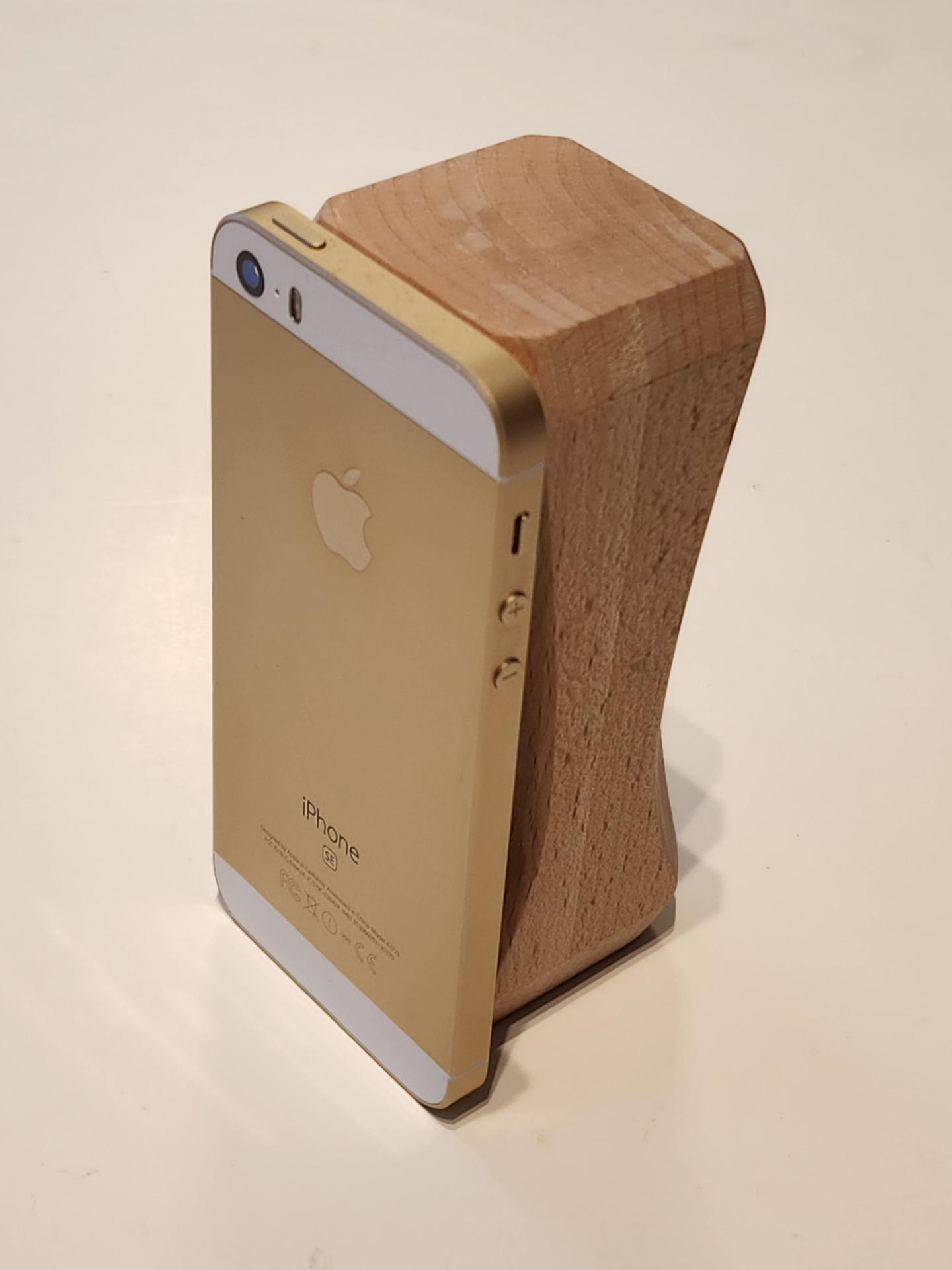 スマホのサイズ的には筆者が昔使っていたiPhone SEが近かった