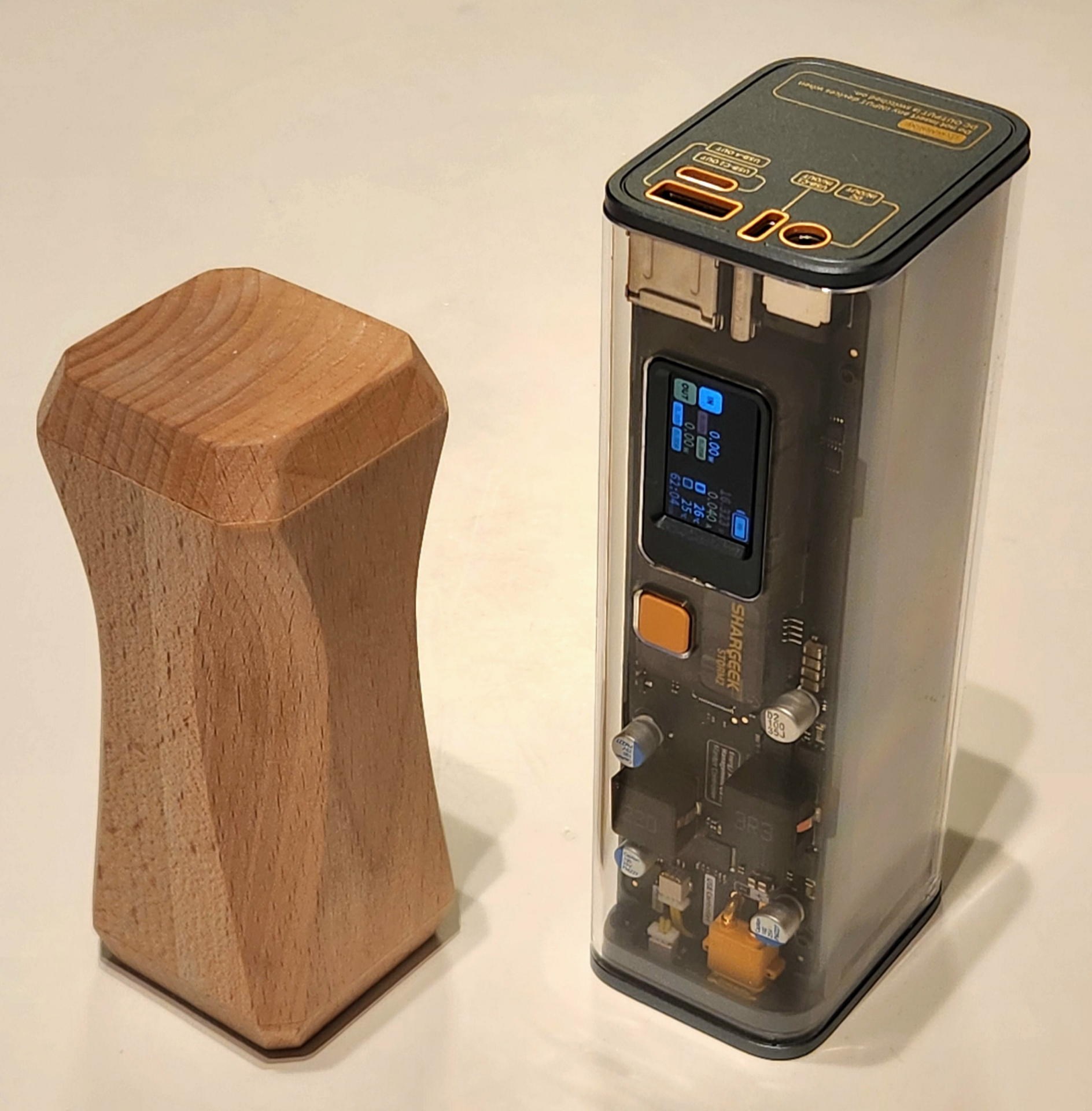 筆者がデスク回りで時々ダンベル代わりに使っていたSharge社のバッテリーバンク”Storm2”（右）