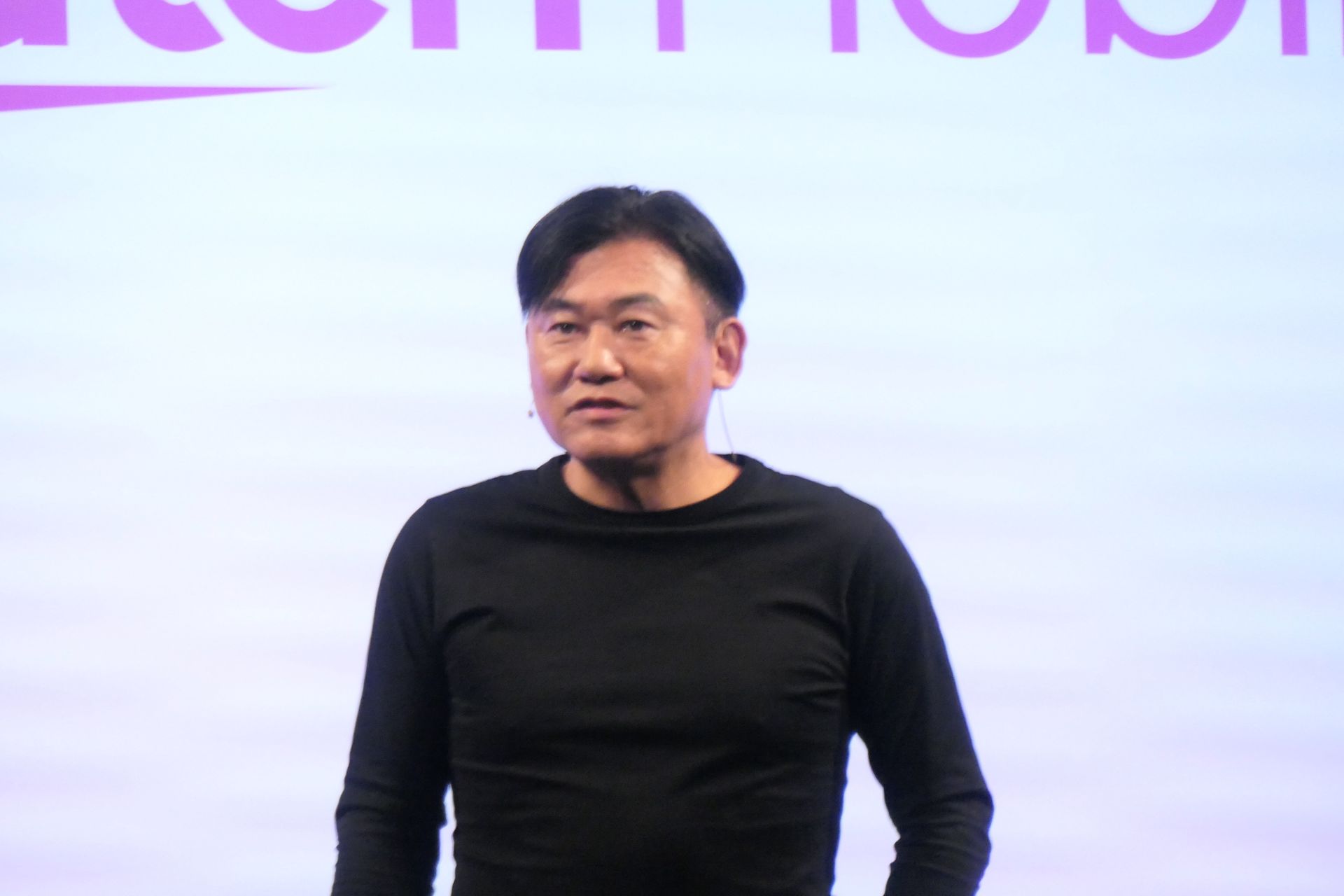三木谷氏（12日午前の発表会で撮影）