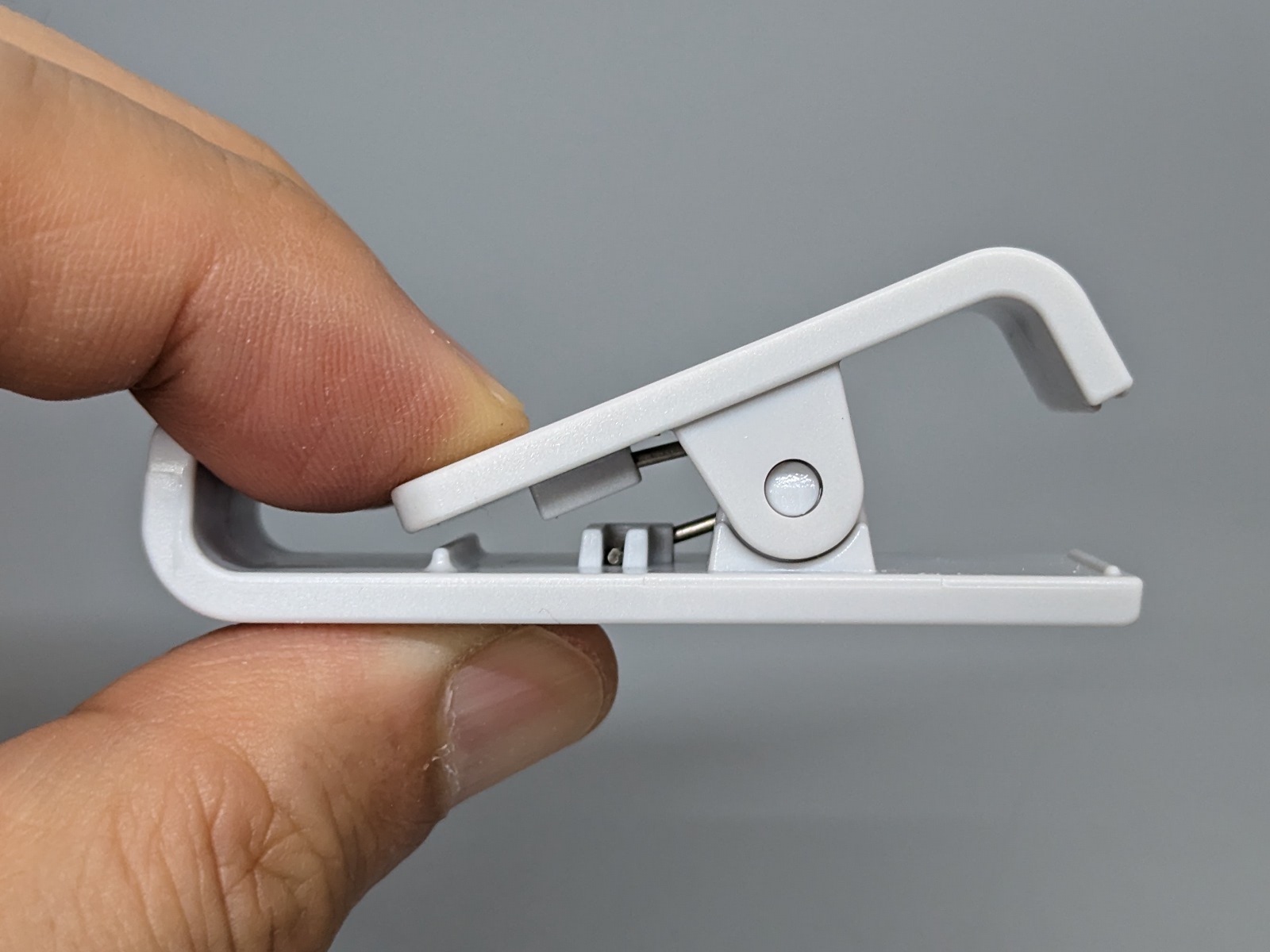 つまんで紙などを挟んでおける