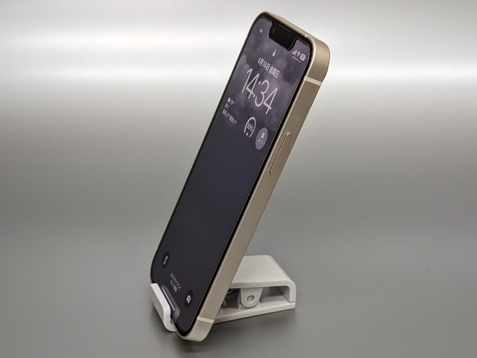 クリップの端にスマホを引っ掛けてスタンドとして使用できる