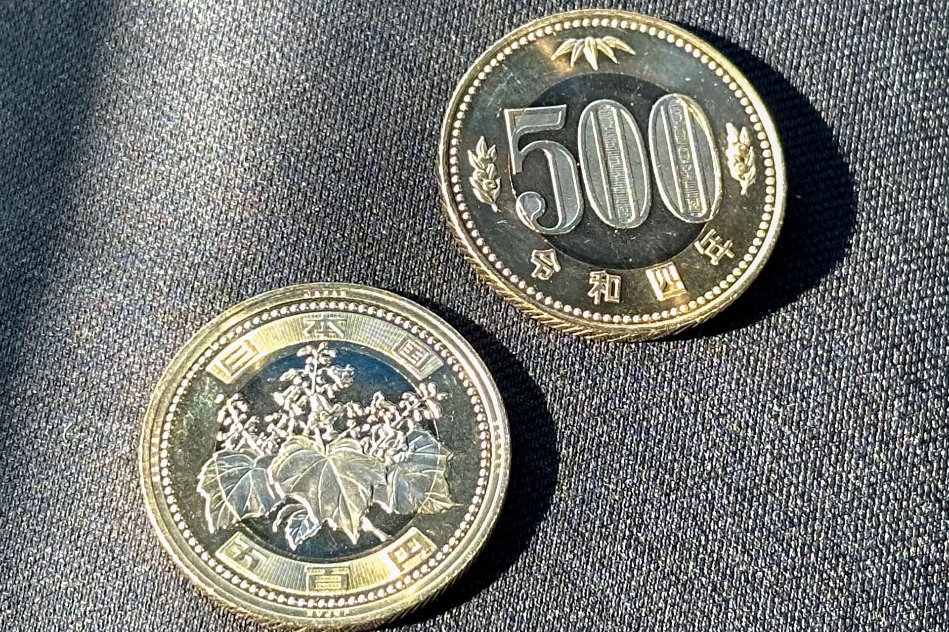 初めて「新しい500円硬貨」に遭遇したのは2023年2月。初遭遇なのに1日に2枚も手に入った！　とか喜んでいた。