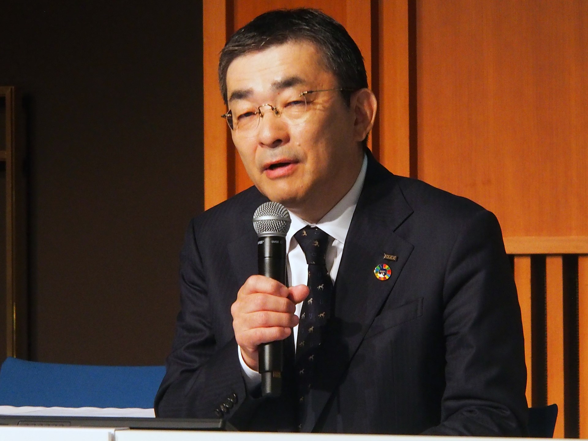 三木谷氏、髙橋氏の双方ともコメントを控えたが、KDDIの設定した料金体系が変更になった可能性がありそうだ