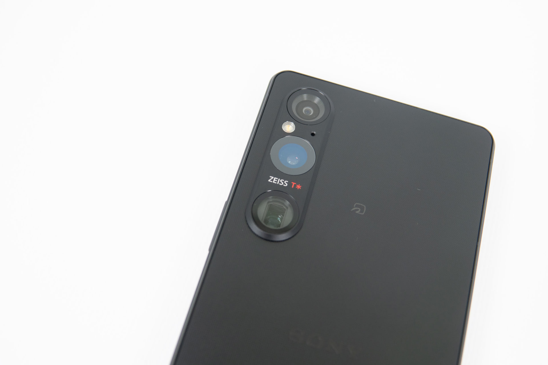 上から1200万画素の超広角カメラ（16mm、F値2.2、1/2.5"）、有効画素数4800万画素の広角カメラ（24mm、F値1.9、1/1.35"、画素数の詳細は後述）、1200万画素の可変式望遠カメラ（85-125mm、F値2.3-2.8、1/3.5"）