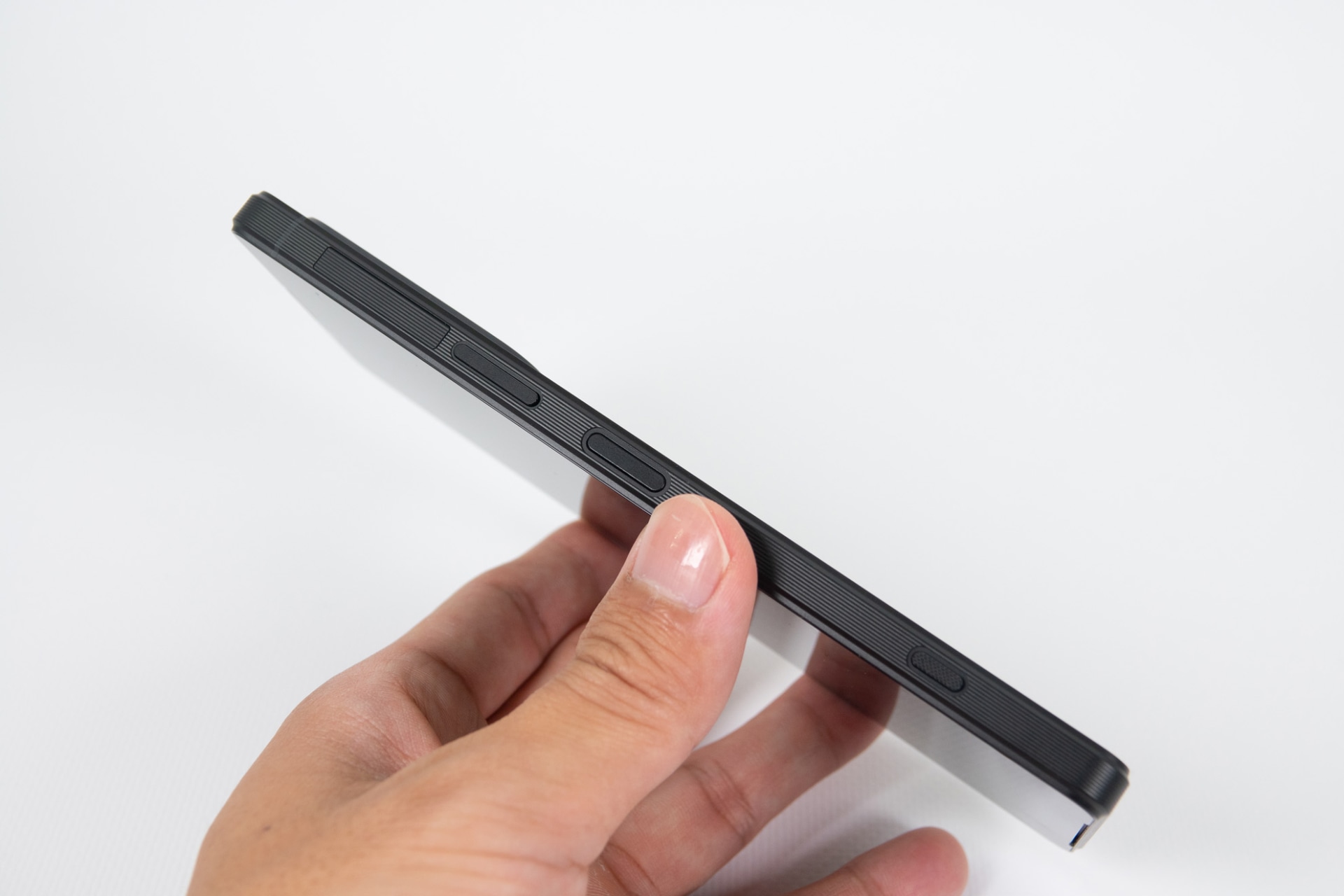 右側面には、音量ボタンと指紋センサー内蔵電源ボタン、シャッターボタンが配置