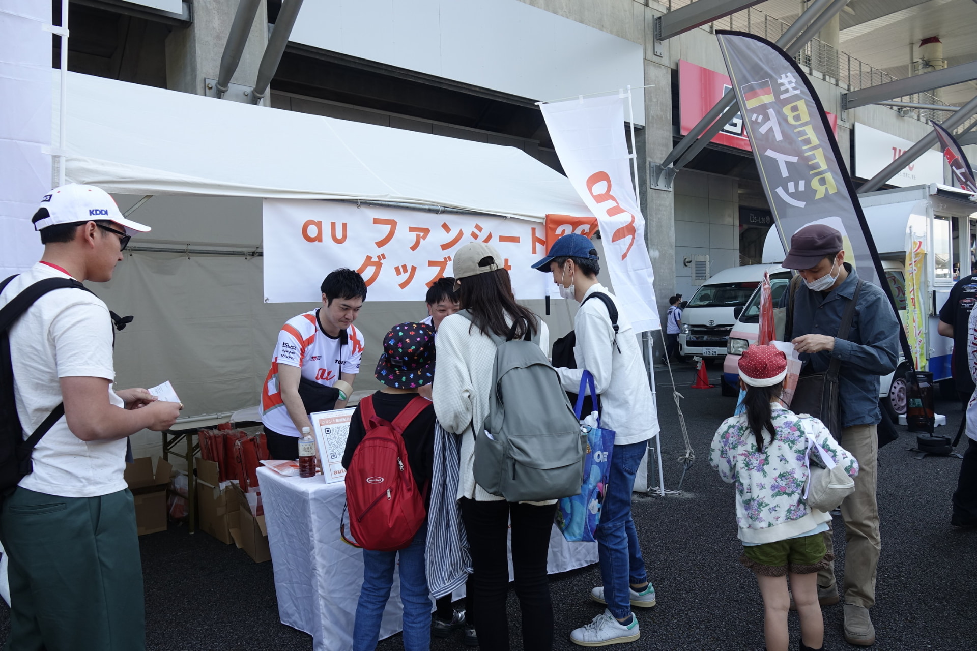 au TOM'Sのグッズ引き換えをするファン