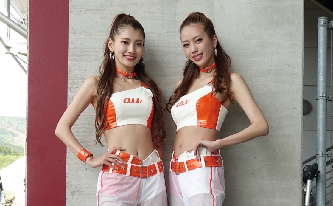 au TOM'S サーキットクイーン　左＝辻門アネラ、右＝央川かこ