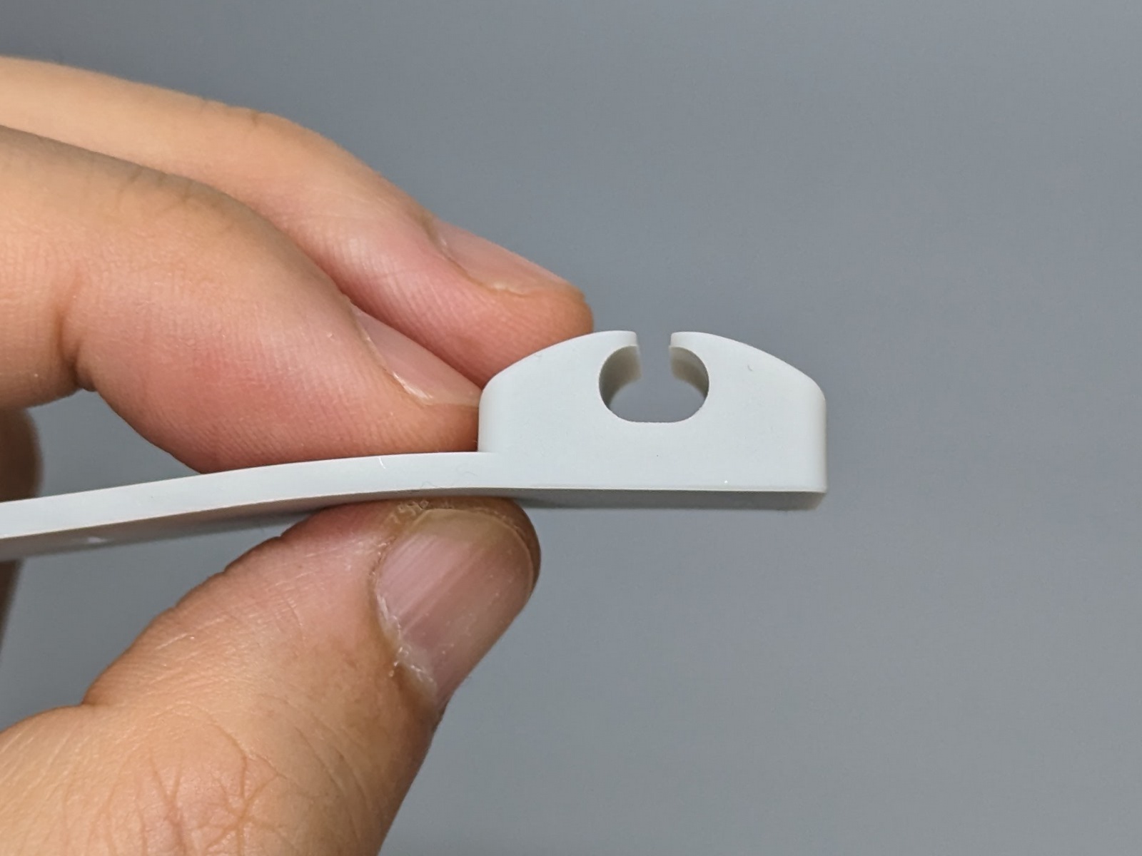 ケーブルをはめ込むためのクリップ部。直径5mmまでのケーブルに適合する