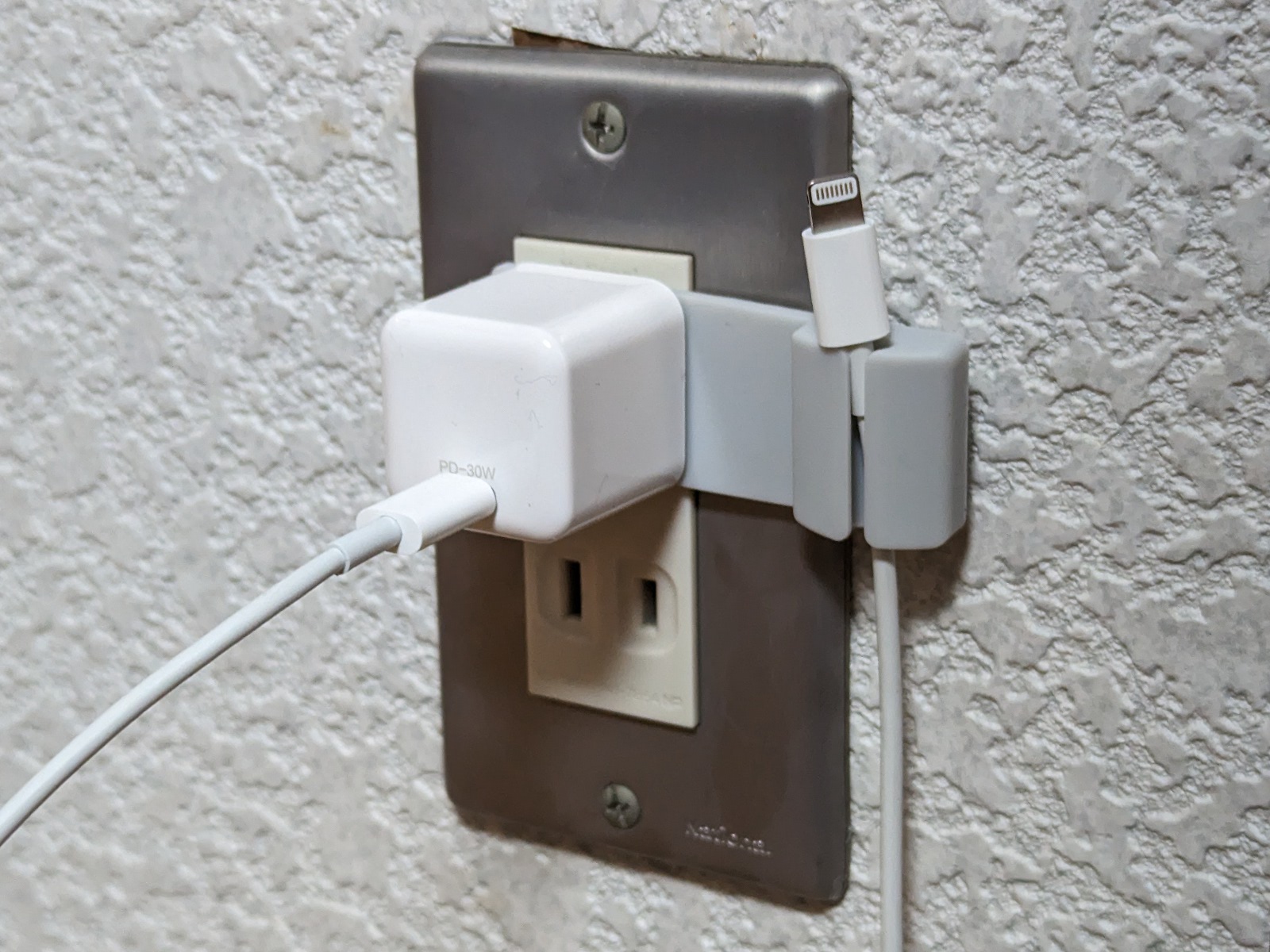 ケーブルを引っ掛けておくことができる。これならば端子を踏みつけて壊すこともない