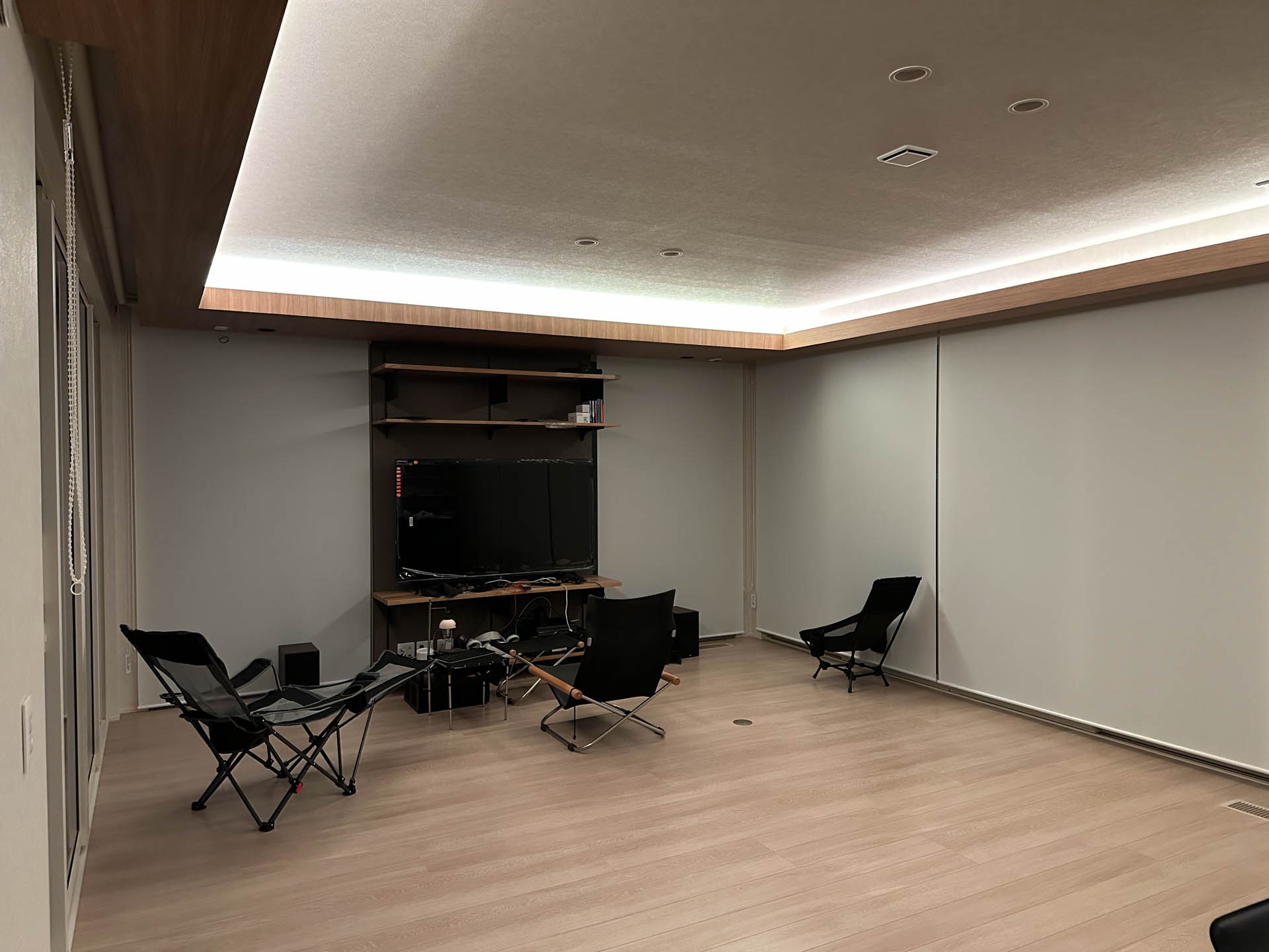 LDKは天井周囲に作られたコーブ照明を使っている。さらに明るさが必要なときだけ中央のダウンライトを使うイメージだ