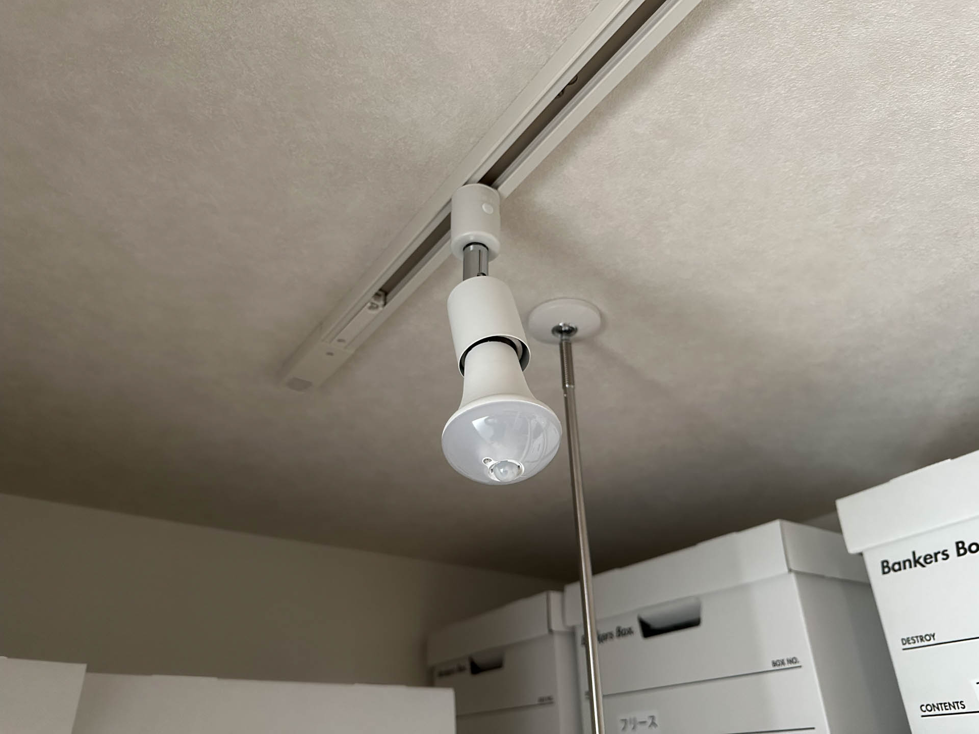 洗面室のコレはスマート電球ではなく、アイリスオーヤマの人感センサー付き電球