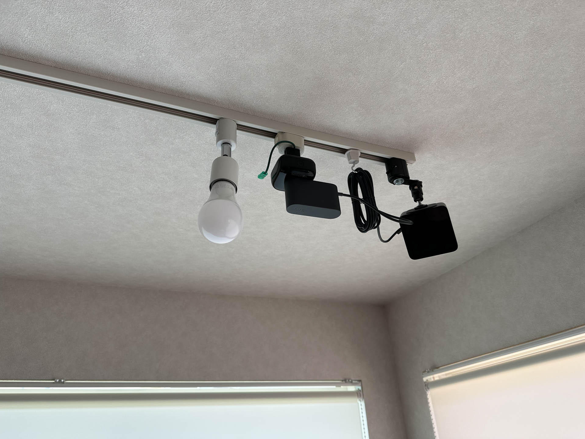 書斎のダクトレールには照明だけでなくVRゴーグルのビーコンも吊るしている。いろいろ工夫すると500gくらいまでならカメラとかも吊れて便利なんよダクトレール