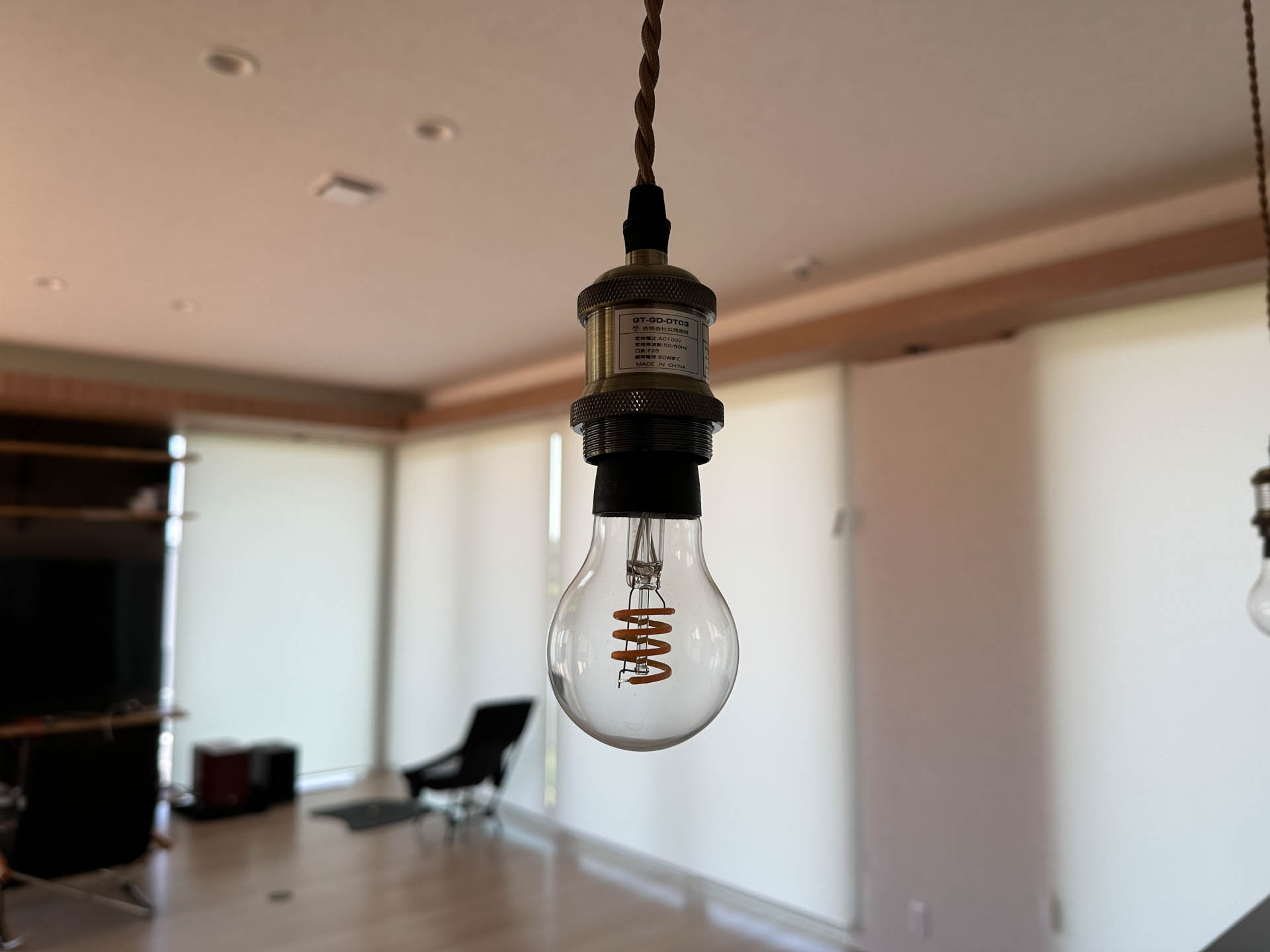 カウンターキッチンの照明はペンダントライト器具に裸電球っぽいLED電球を採用。この電球もIKEAのトロードフリシリーズ