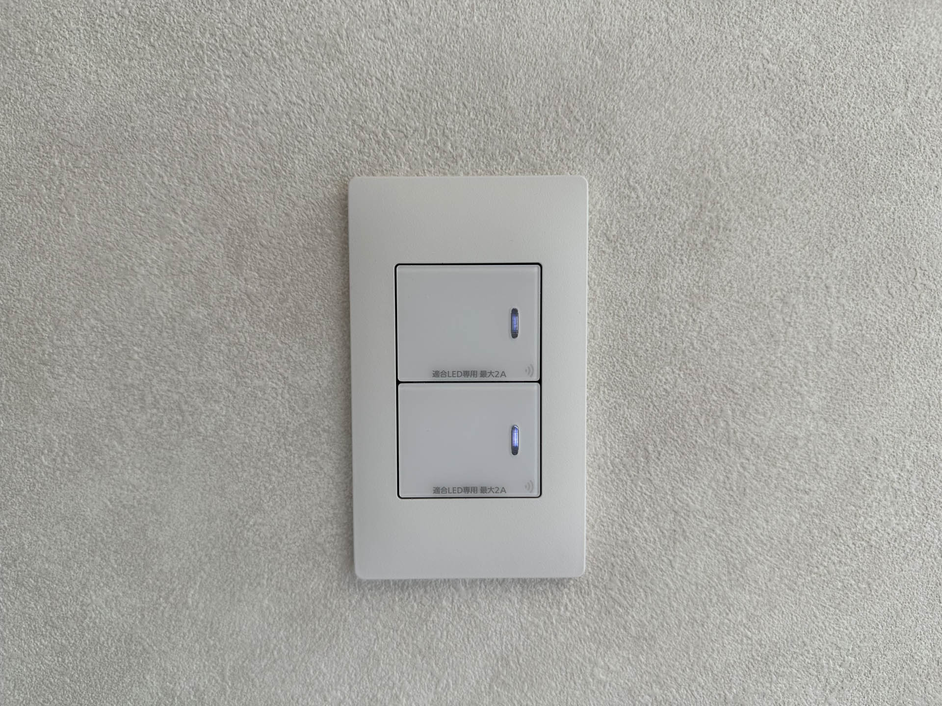 リンクプラスのスイッチ。Bluetoothでスマホにつながり、無線アダプタがあれば音声アシスタントやスマートスピーカーとも連携する