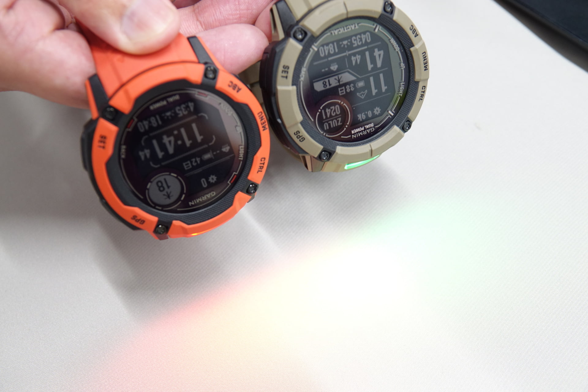 左＝通常モデル、右＝Tactical Edition