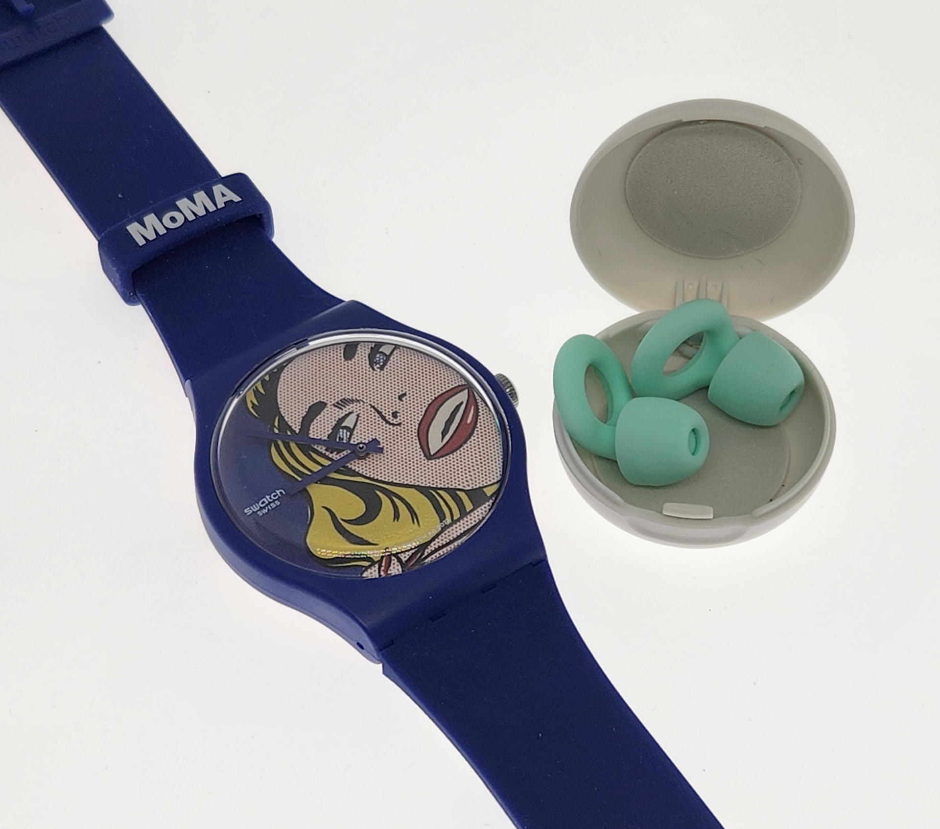 良く行くファミレスで自分の世界だけに篭って静かに原稿を書くためにマイナス27dBのノイズ低減効果の期待できるLoop Quietを手に入れた