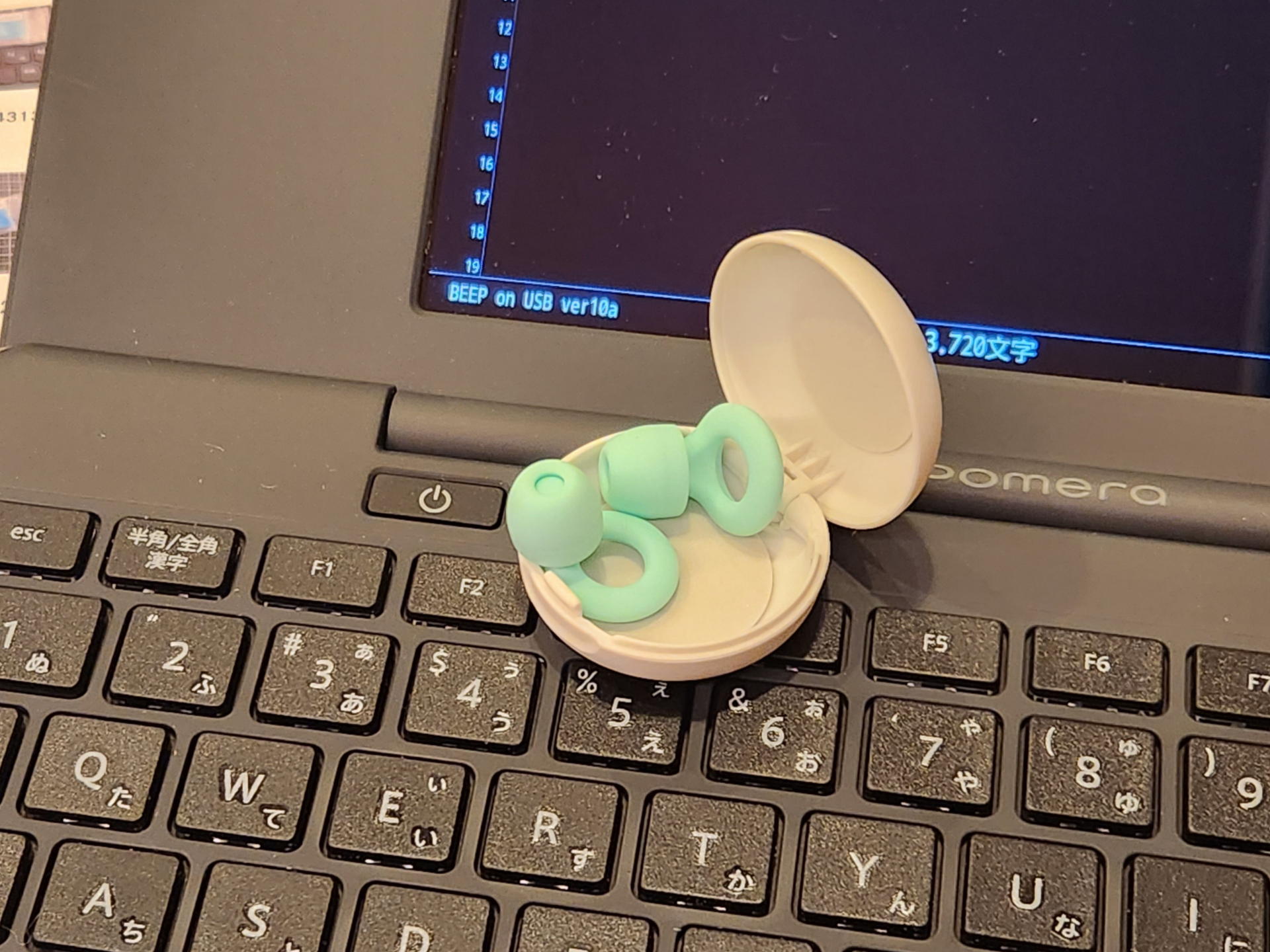 自宅でのノイズ低減テストが終わりPomera DM250とLoop Quietをもってブランチタイムのファミレスえ……