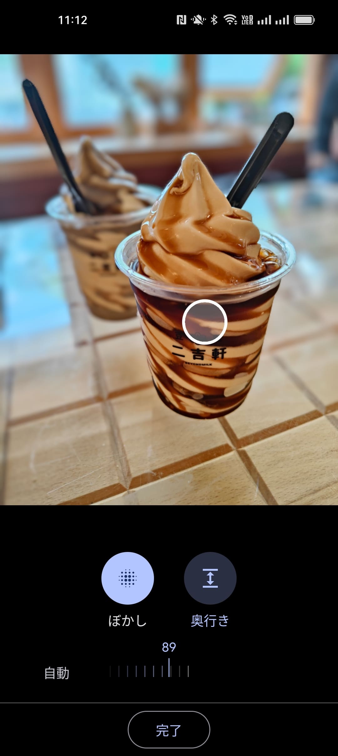 強調したい被写体を指定して、背景をぼかすことも