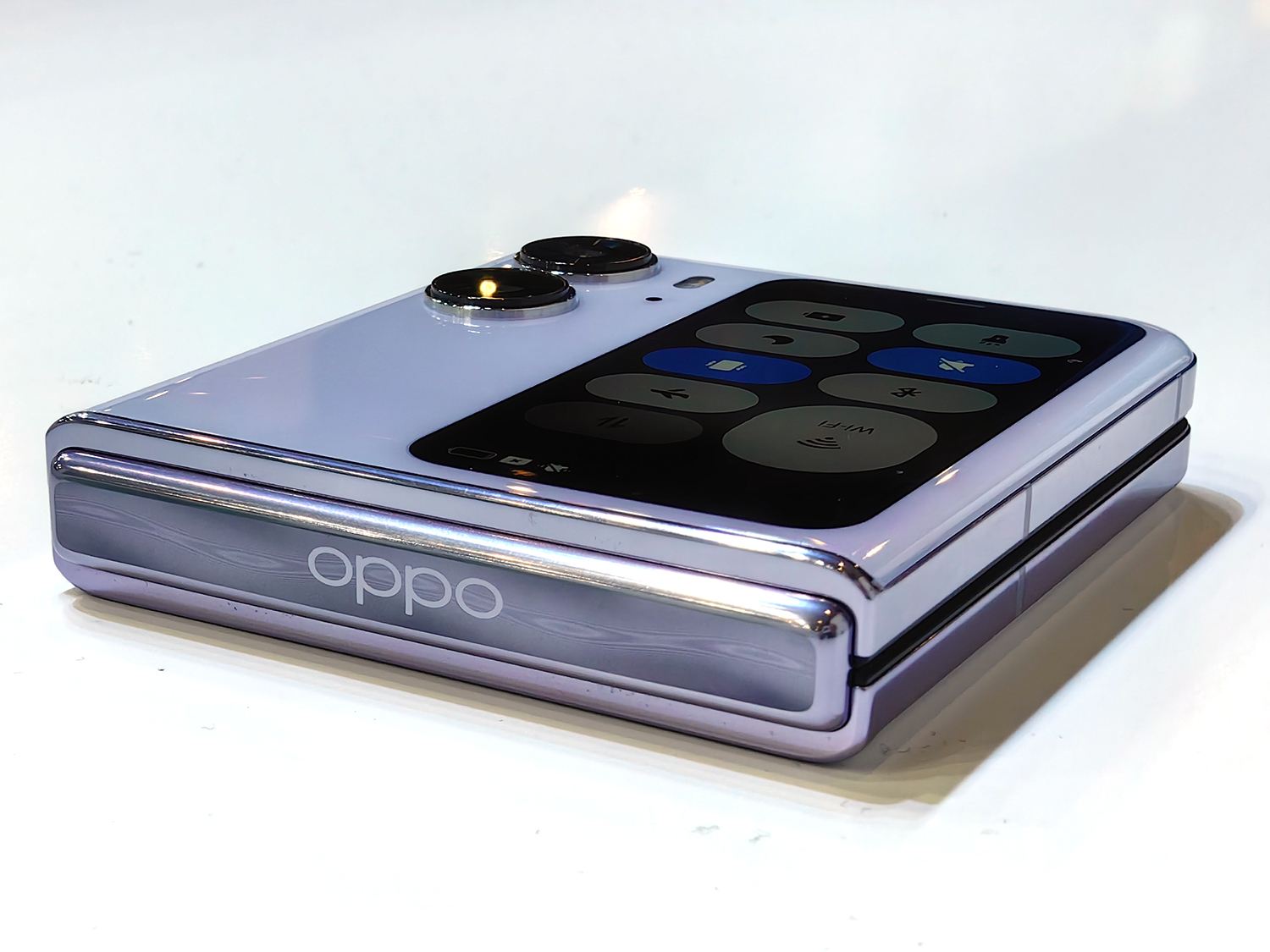 OPPOの縦折りスマホ「Find N2 Flip」のケースを試す