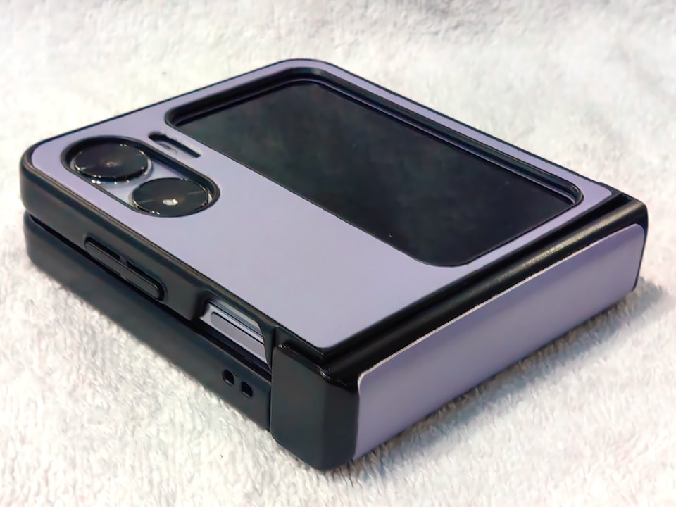 OPPOの縦折りスマホ「Find N2 Flip」はケース選びも楽しい - ケータイ