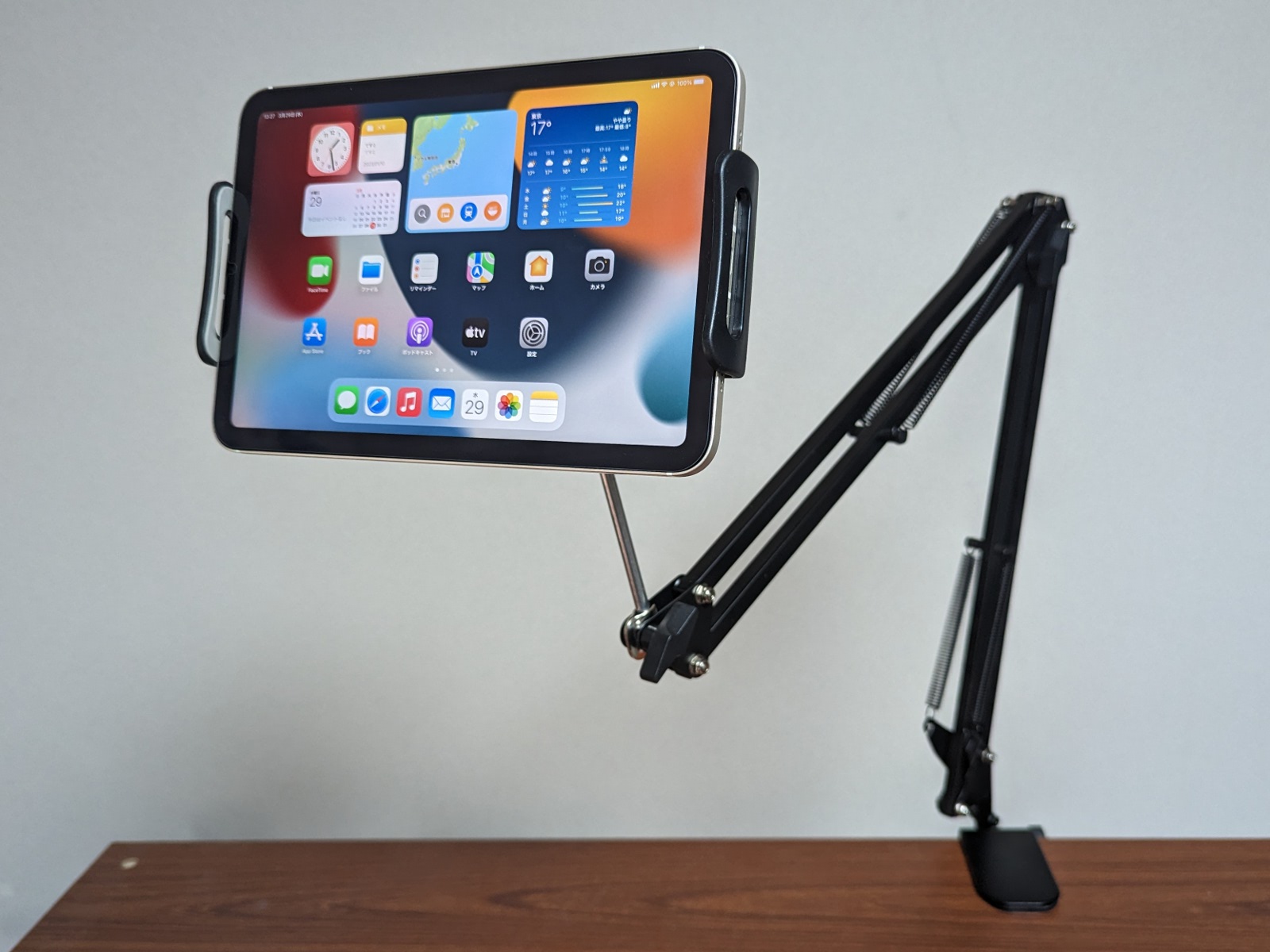 関節の数の多さが特徴。この写真ではiPad miniを取り付けているが12.9インチiPad Proまでは取付可能で安定性も高い