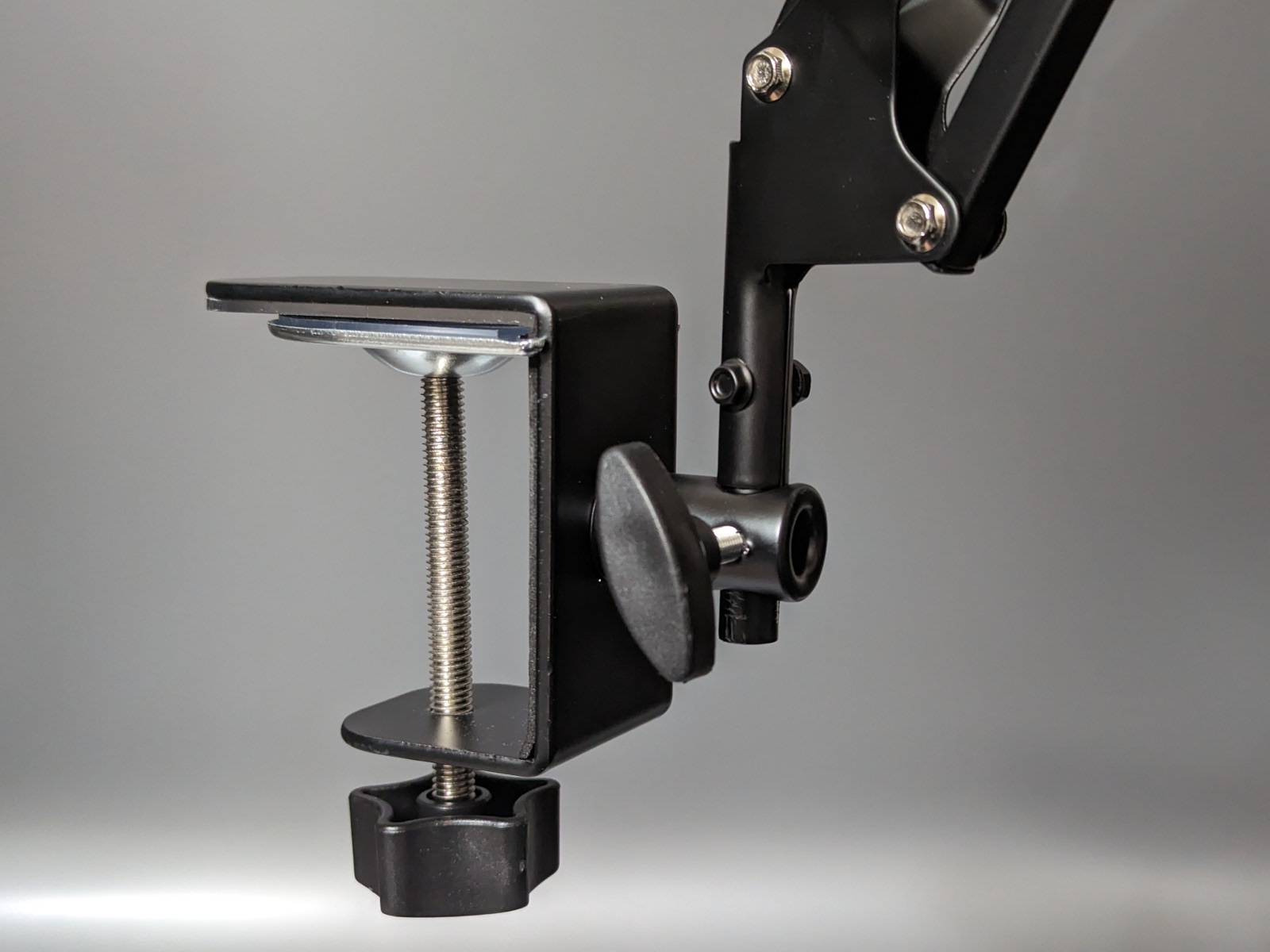 クランプ部。これはデスクなど水平の天板に取り付ける場合の向き