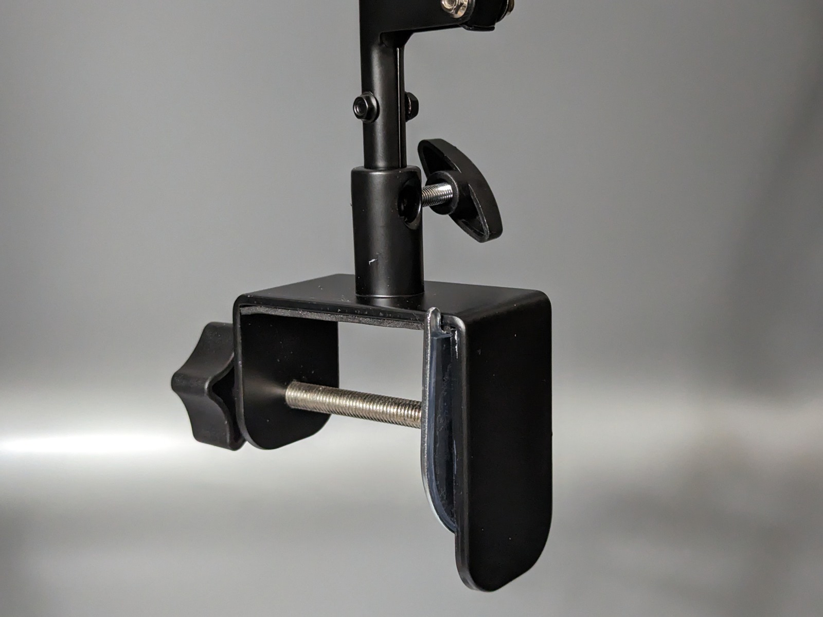 アームの差し込み方を変えれば垂直の天板にも取り付けられる。厚みは55mmまでとされる