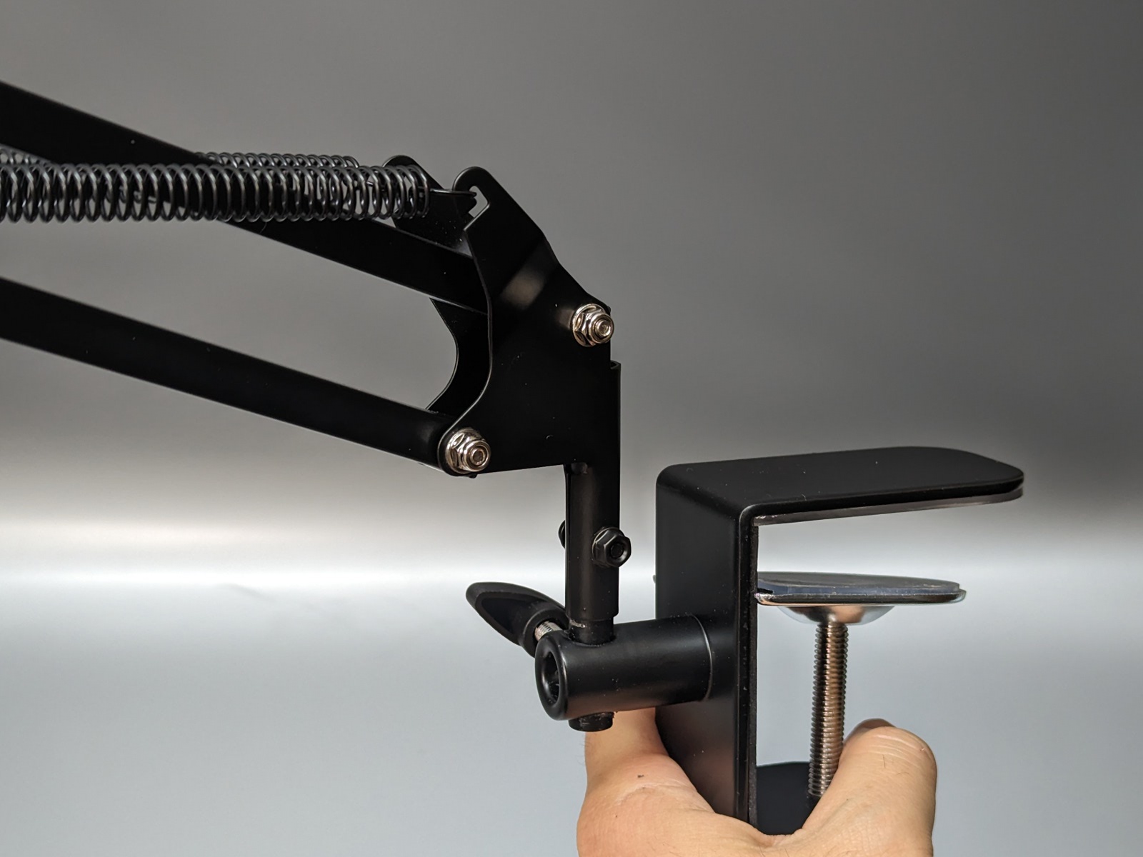 付け根部分。90度近い角度調節が可能