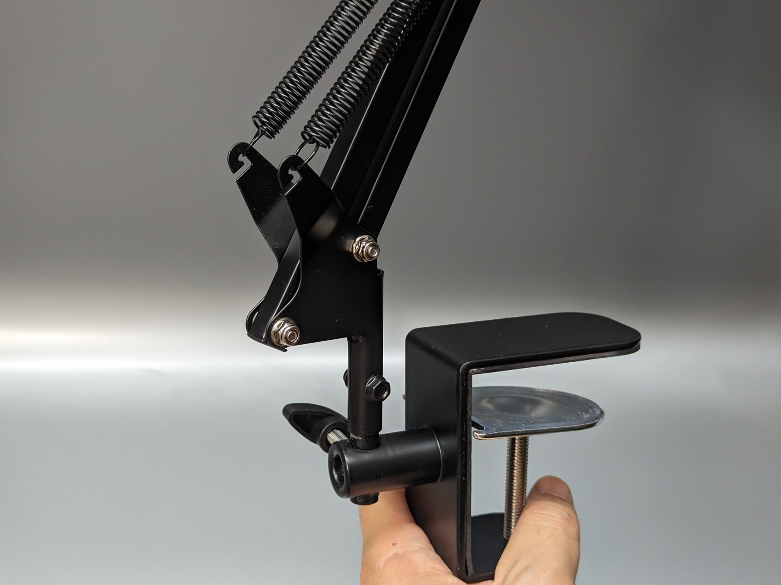 上に持ち上げた状態。左右方向のスイングも行える