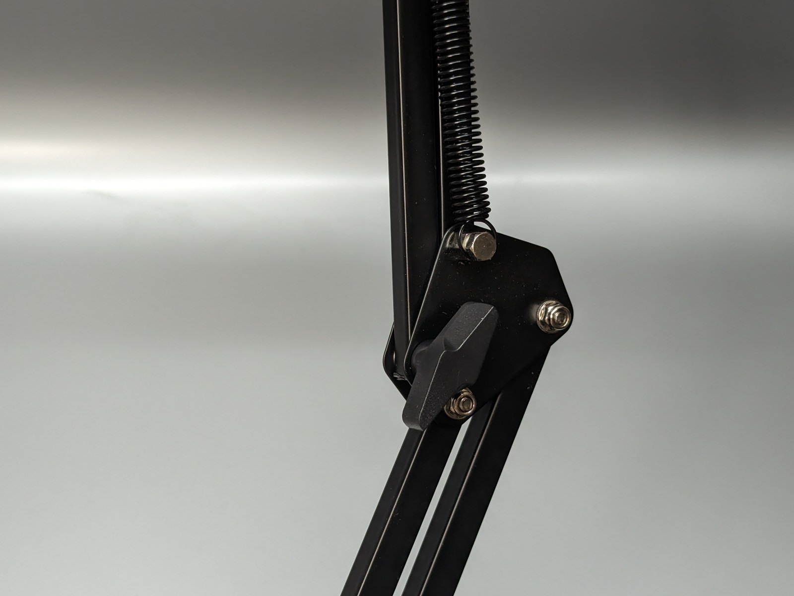 ヒジに相当する中央の関節