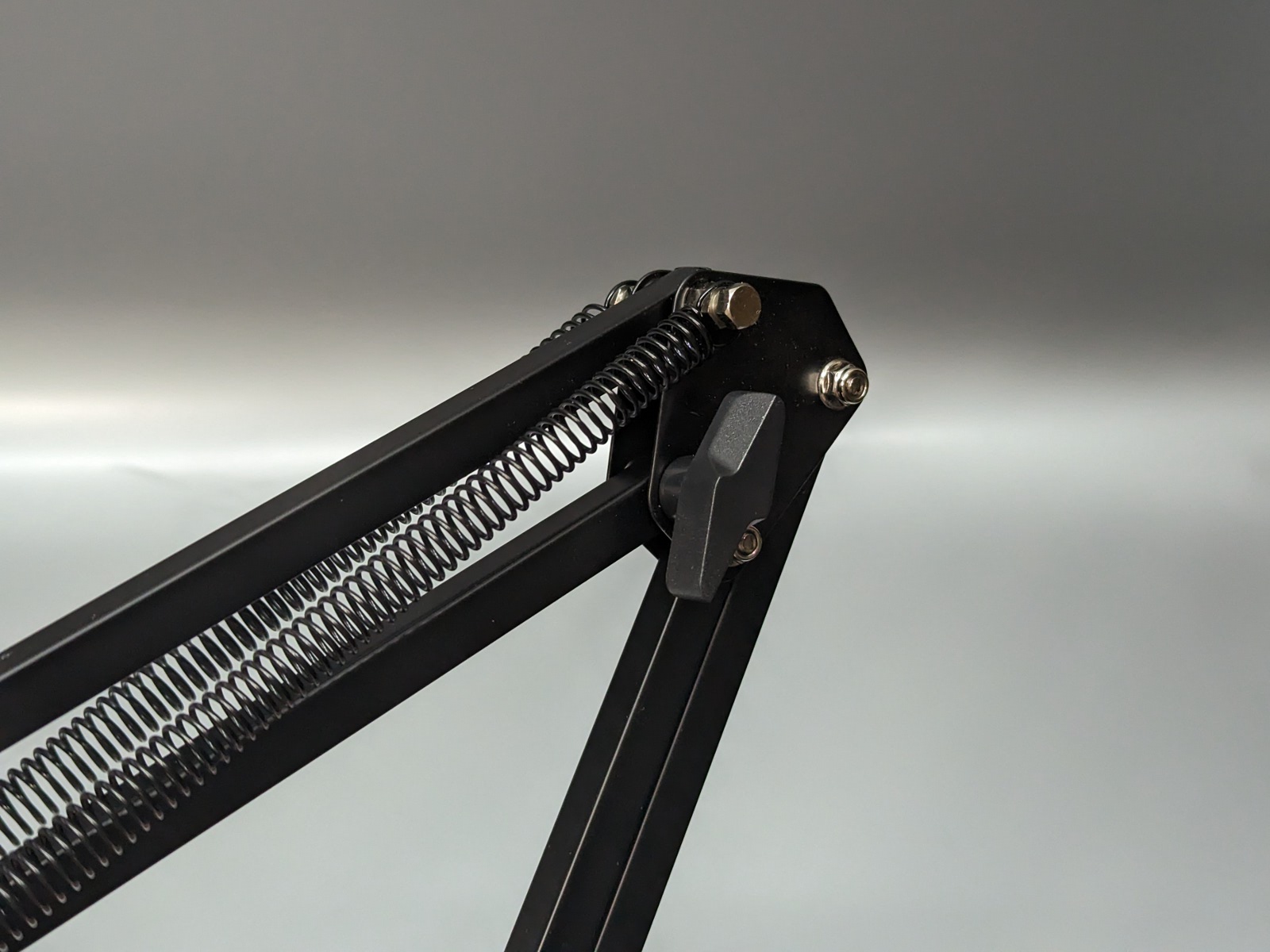 90度を超えた角度調節が可能だ