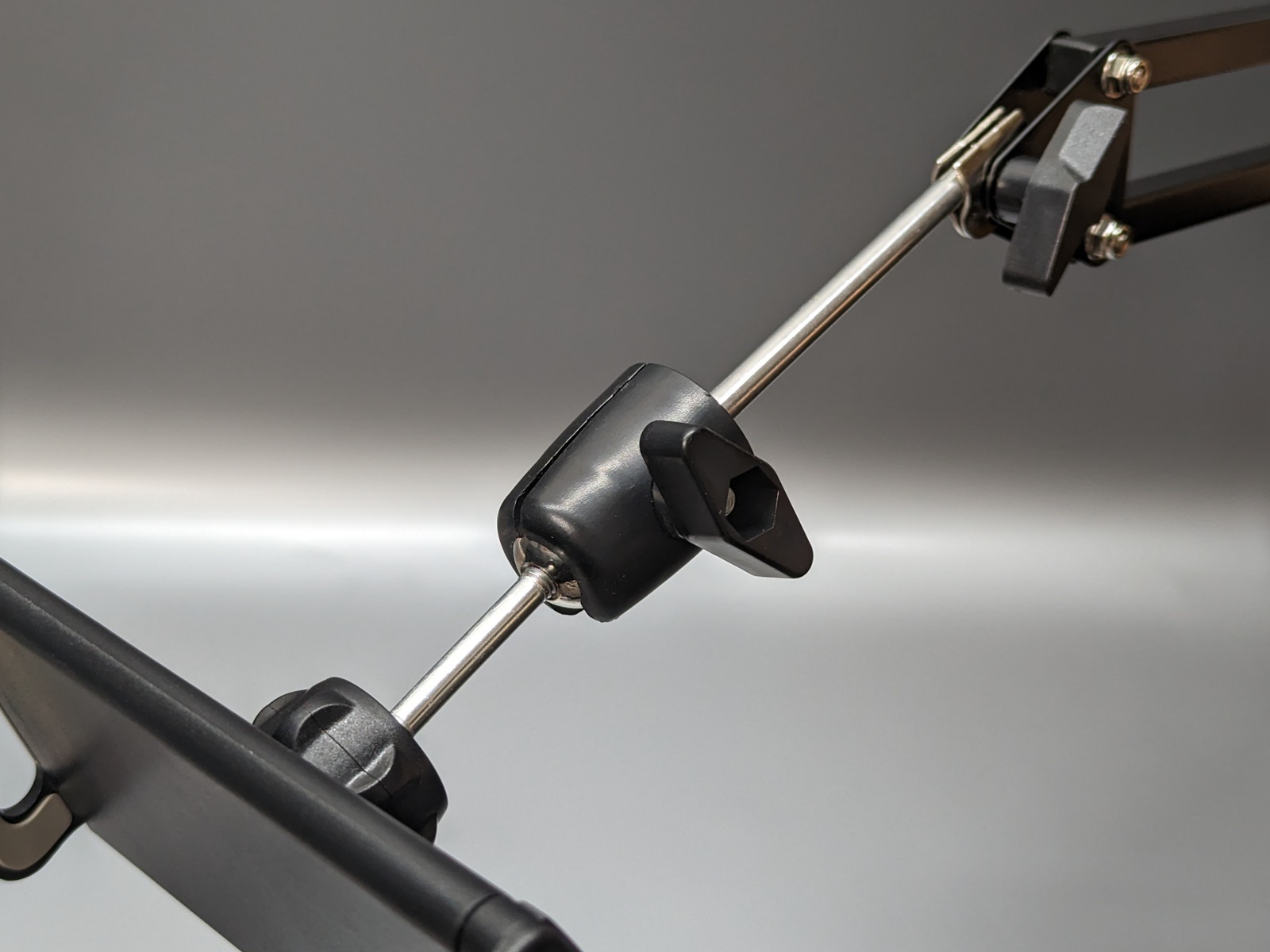 ボールジョイント状の関節がさらに2ヶ所ある