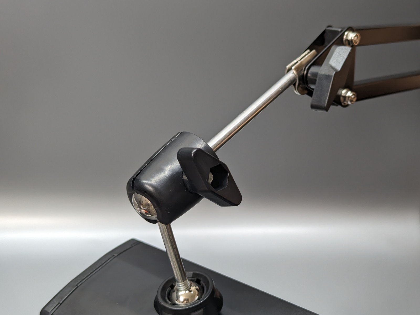 手前に折り曲げた状態。ここは唯一ネジを締める必要がある