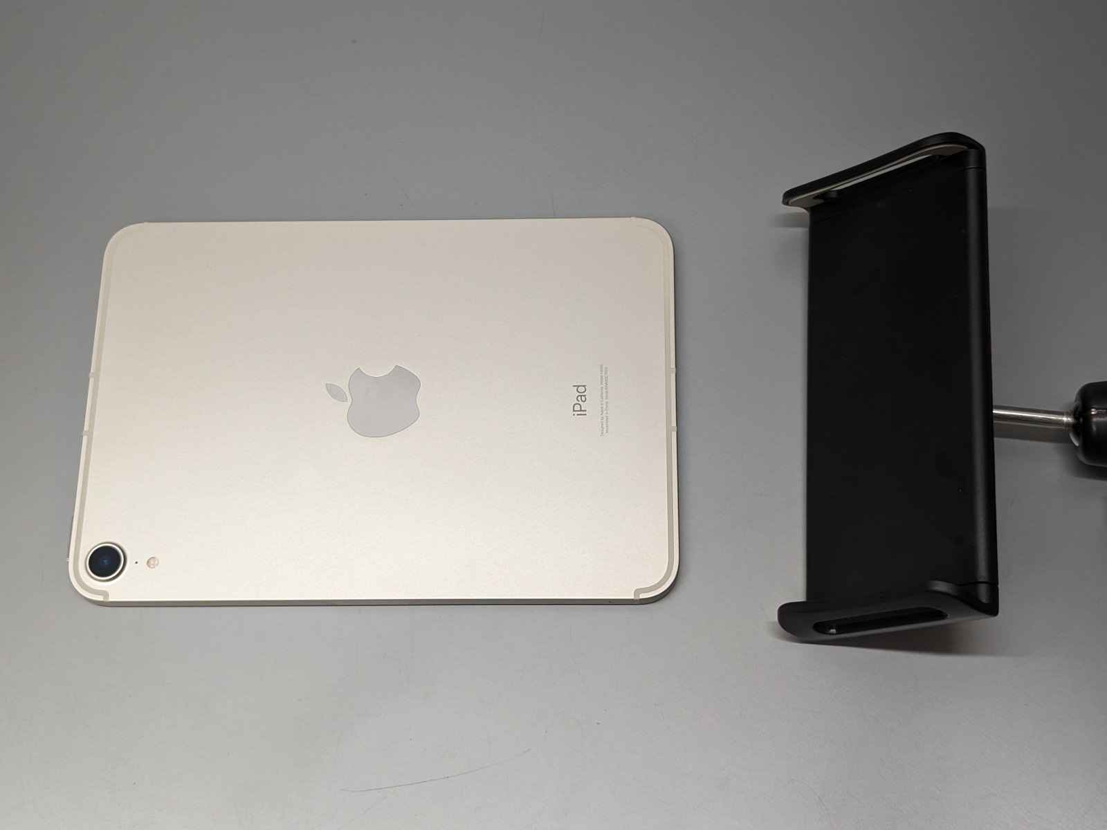 ホルダー幅はiPad miniの短辺側よりも広いので、iPad miniは長辺側で挟むことになる