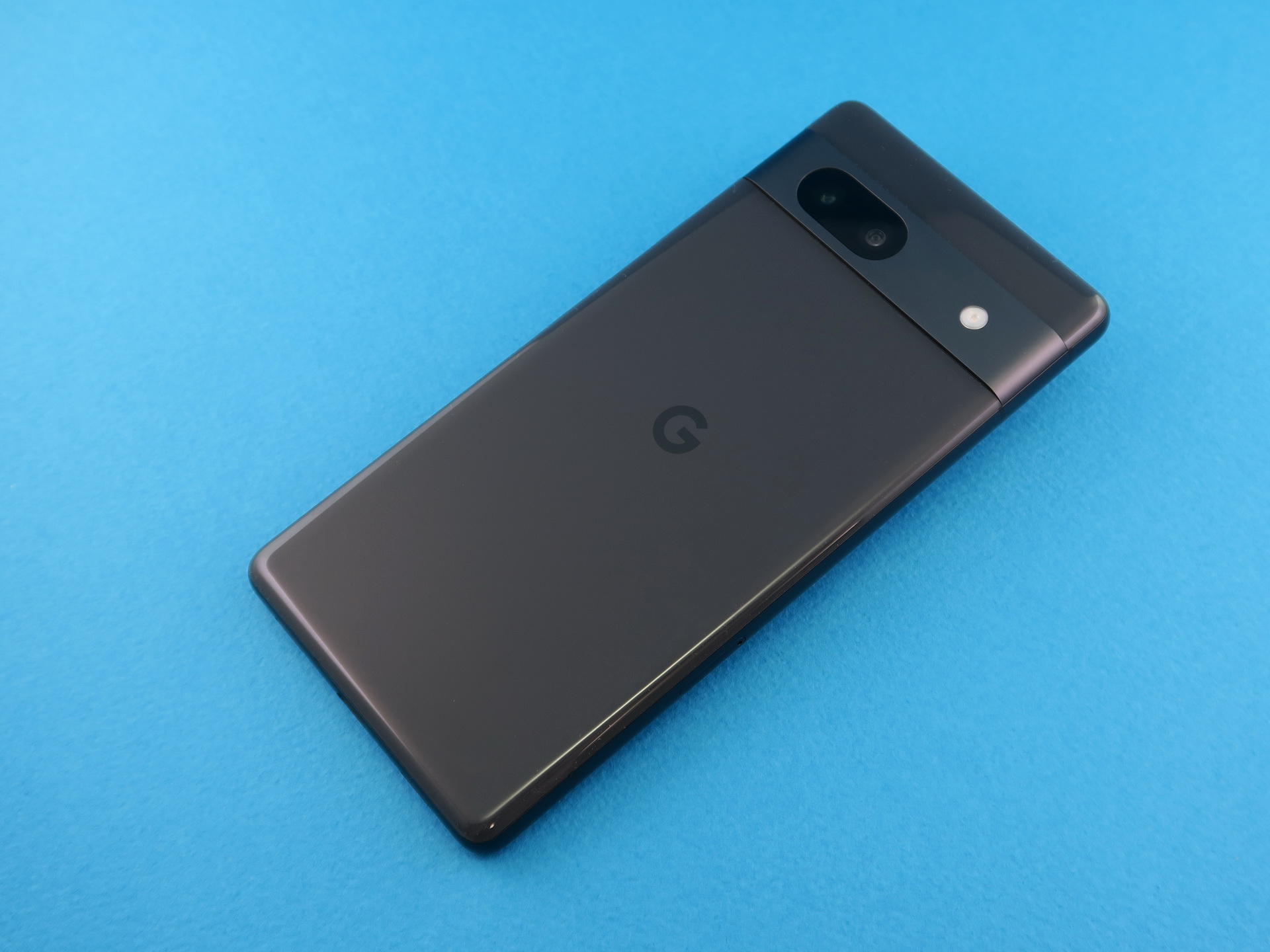 背面は上部にデュアルカメラを内蔵したカメラバーを配置。カメラバーのカラーもボディカラーごとに異なる