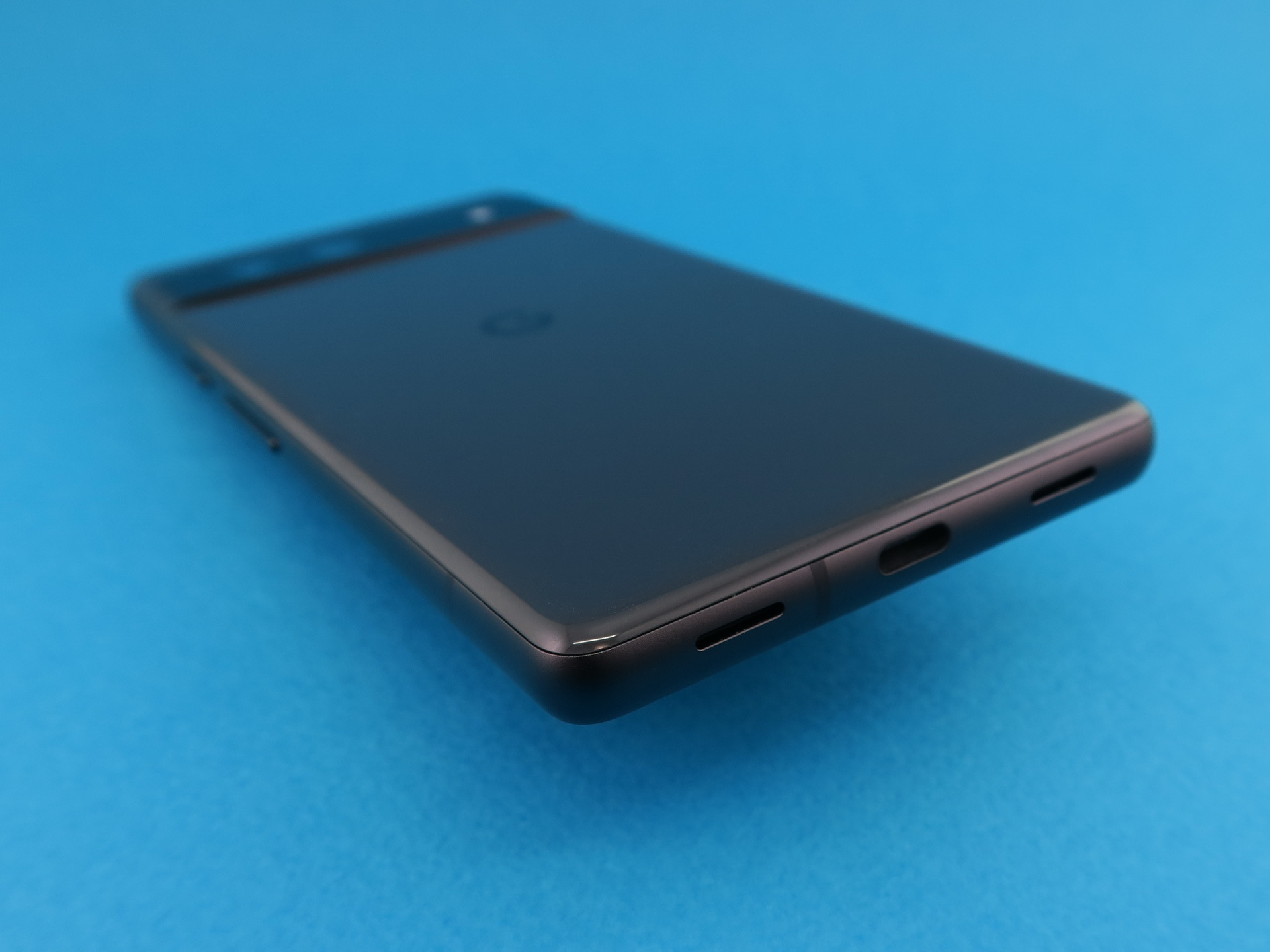 本体下部にはUSB TYpe-C外部接続端子を備える。外部接続端子横と本体前面上部のスピーカー（レシーバー）で、ステレオスピーカーとして利用可能