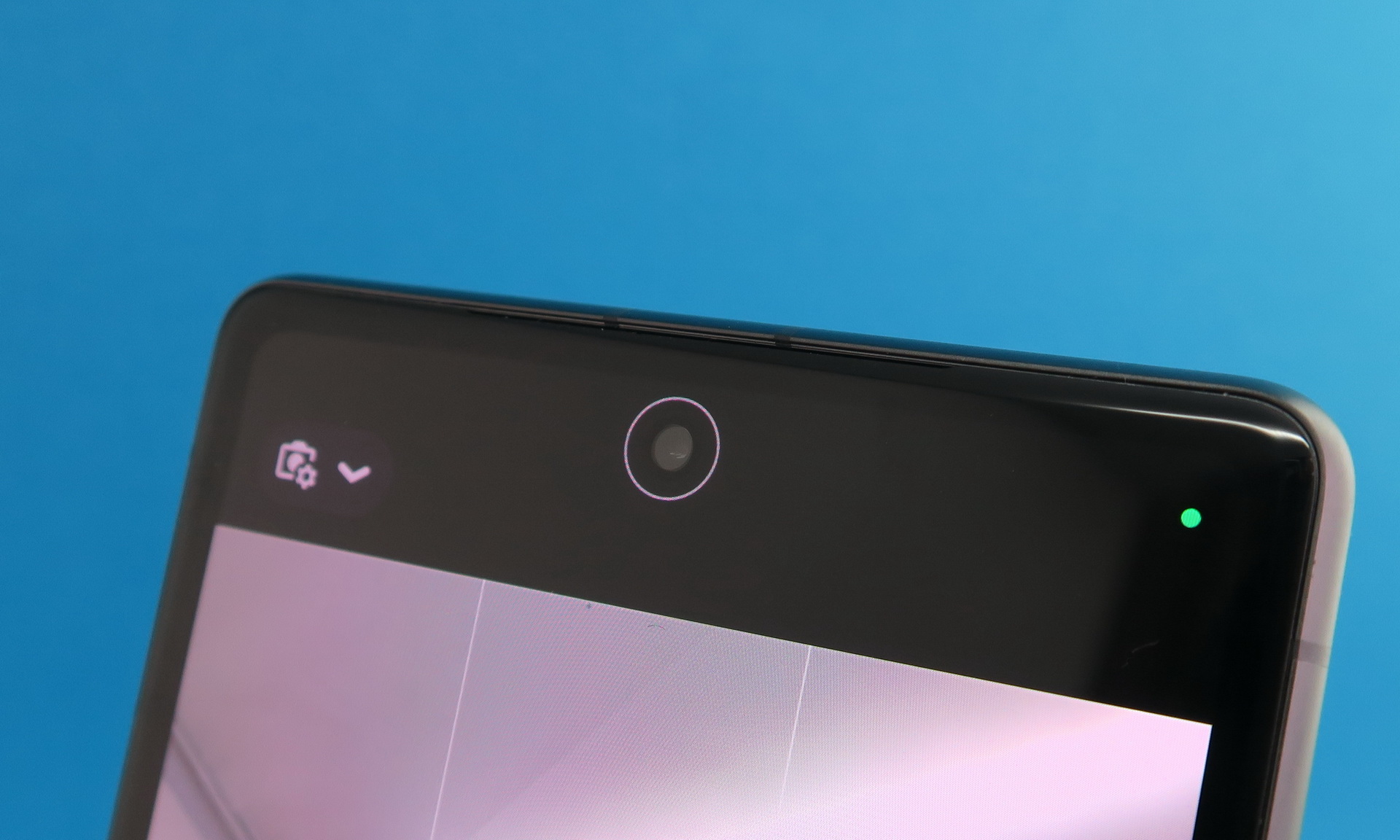 インカメラはディスプレイの上部中央のパンチホール内に内蔵される。顔認証を設定すると、画面オンにしたとき、インカメラ周囲が丸く点灯し、位置を知らせる