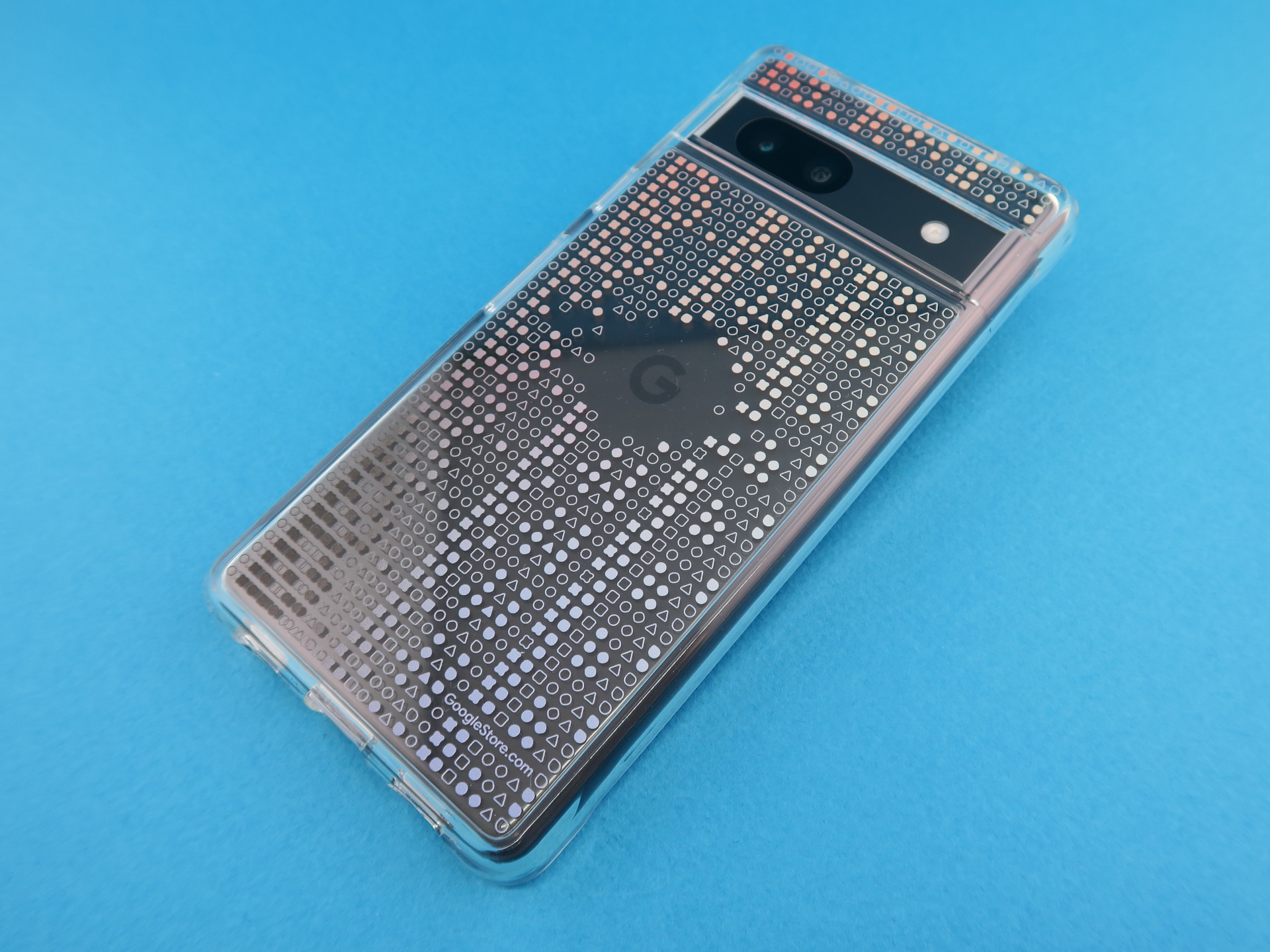 「Pixel 7a」発売記念パッケージに含まれるケースを装着。ボディはCharcoalよりも明るいカラーの方が似合うかもしれない