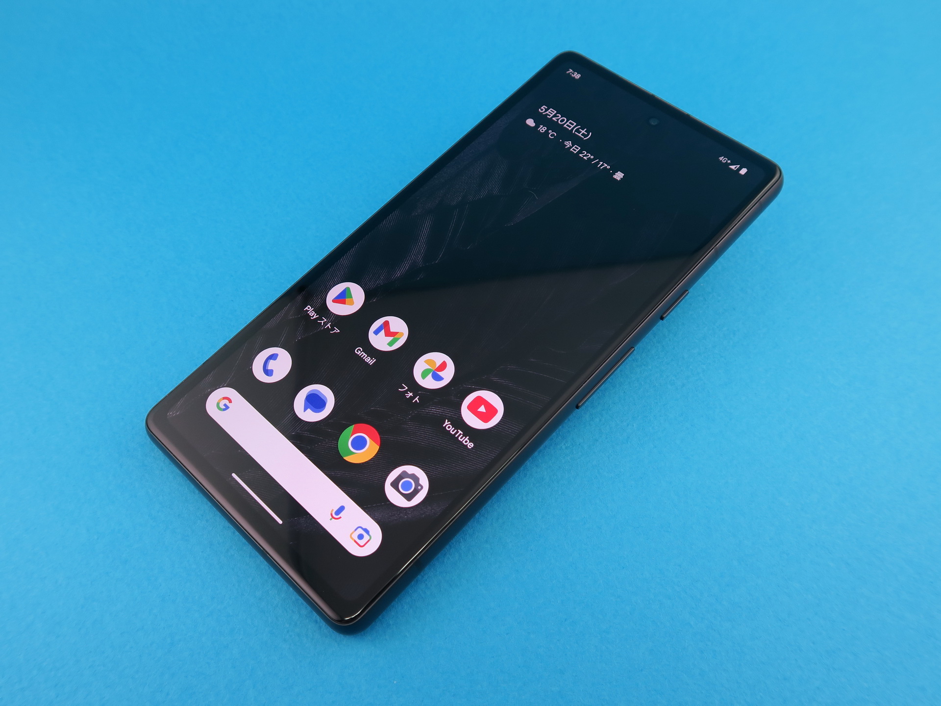 Google「Pixel 7a」、約152mm（高さ）×72.9mm（幅）×9.0mm（厚さ）、約193.5g（重さ）、Charcoal（写真）、Sea、Snow、Coral（Googleストア限定）をラインアップ