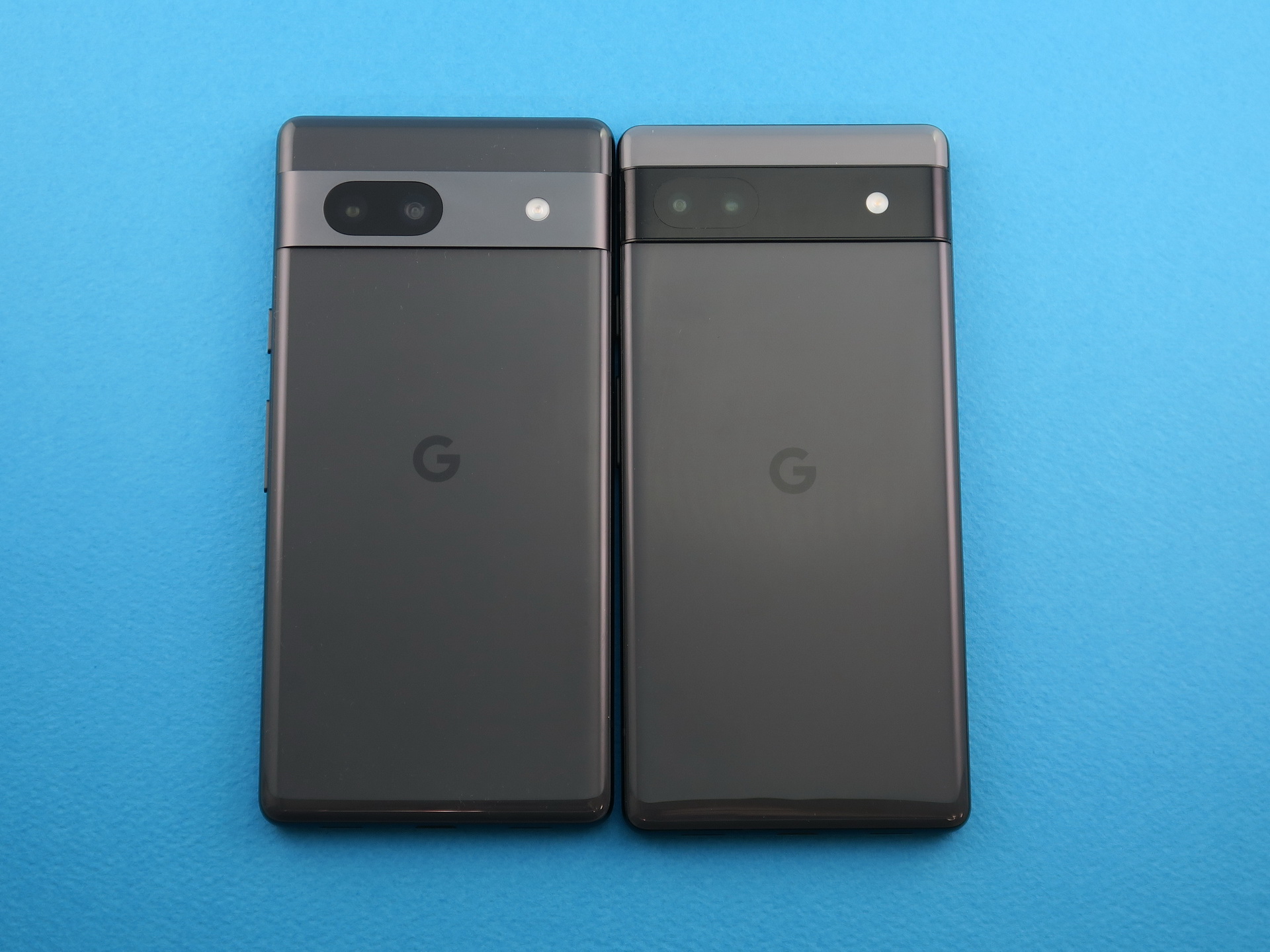 「Pixel 7a」（左）と「Pixel 6a」（右）の背面。カメラバーのデザインが大きく変更され、「Pixel 6a」のカメラバーを境にしたツートーン仕上げもなくなった