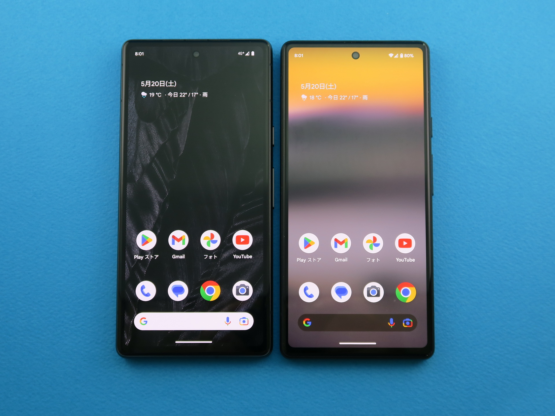 「Pixel 7a」（左）と「Pixel 6a」（右）の正面。ほとんどサイズは変わらない