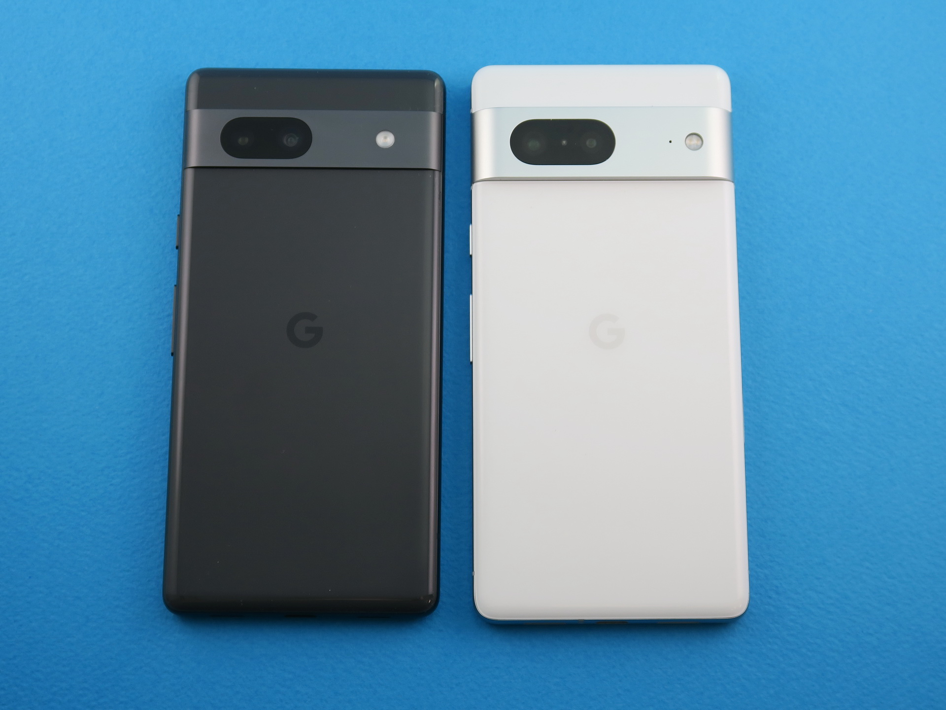 「Pixel 7a」（左）と「Pixel 7」（右）の背面。カメラバーの基本デザインは共通だが、「Pixel 7a」の方がカメラバーも少し細い