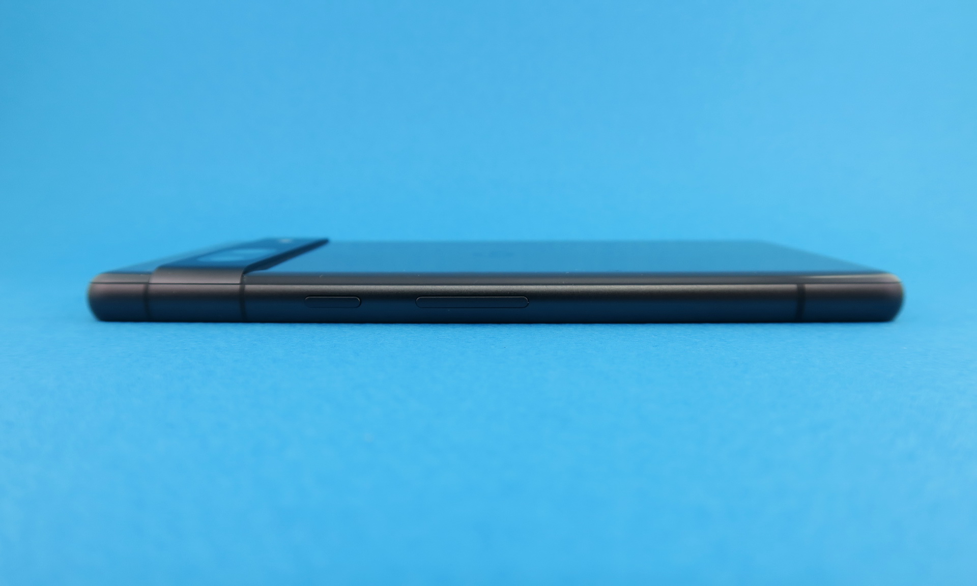 右側面には上部側に電源ボタン、その下側にシーソー式の音量キーを備える。一般的なAndroidスマートフォンと違い、配置が逆だが、慣れれば、あまり気にならない。端末を持ち上げると、画面がオンになるため、電源ボタンを押す機会もあまり多くない