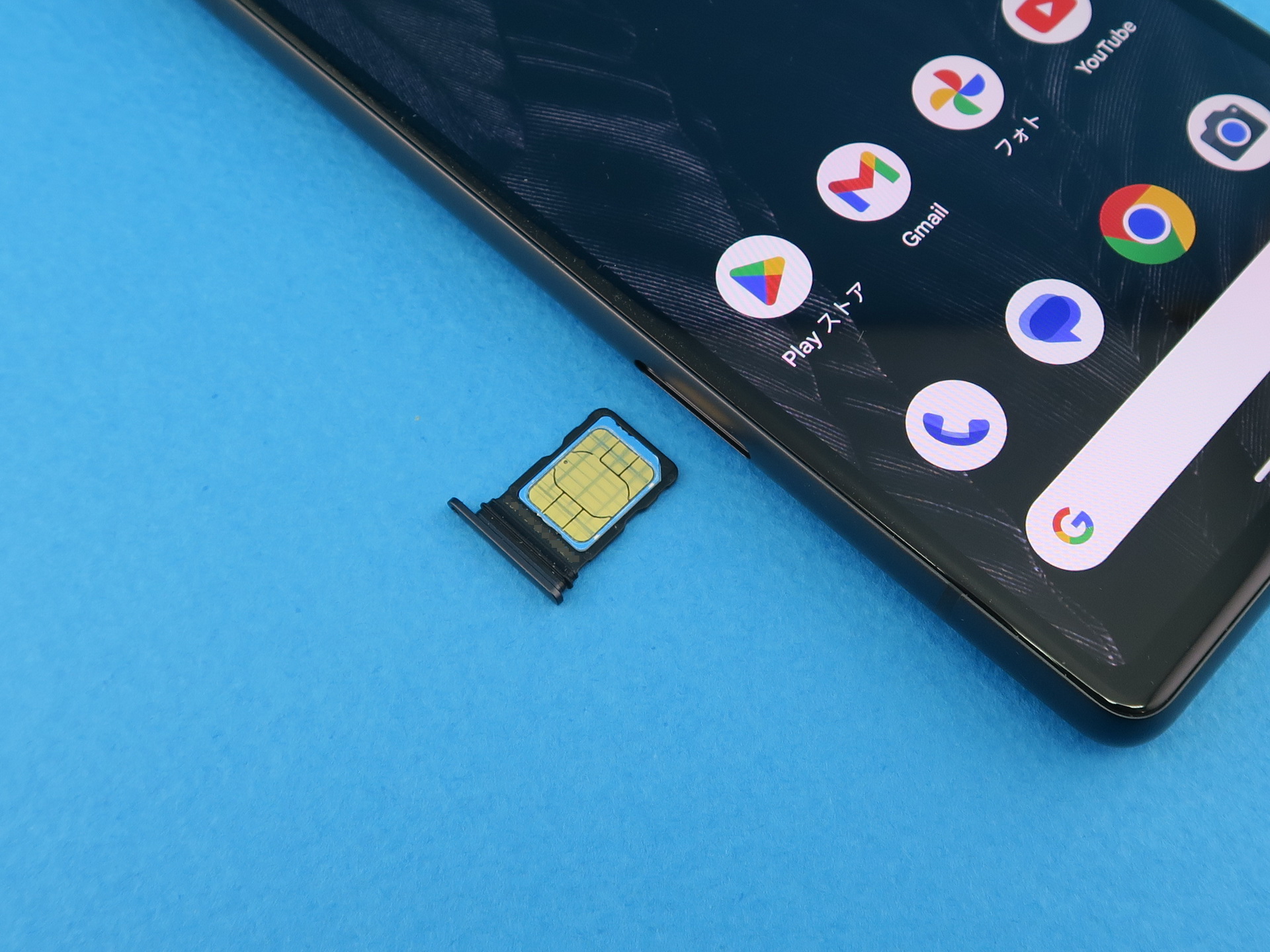 本体左側面にピンで取り出すタイプのSIMカードスロットを備える。nanoSIMカードを1枚のみ、装着可能。2枚目のSIMカードはeSIMを利用