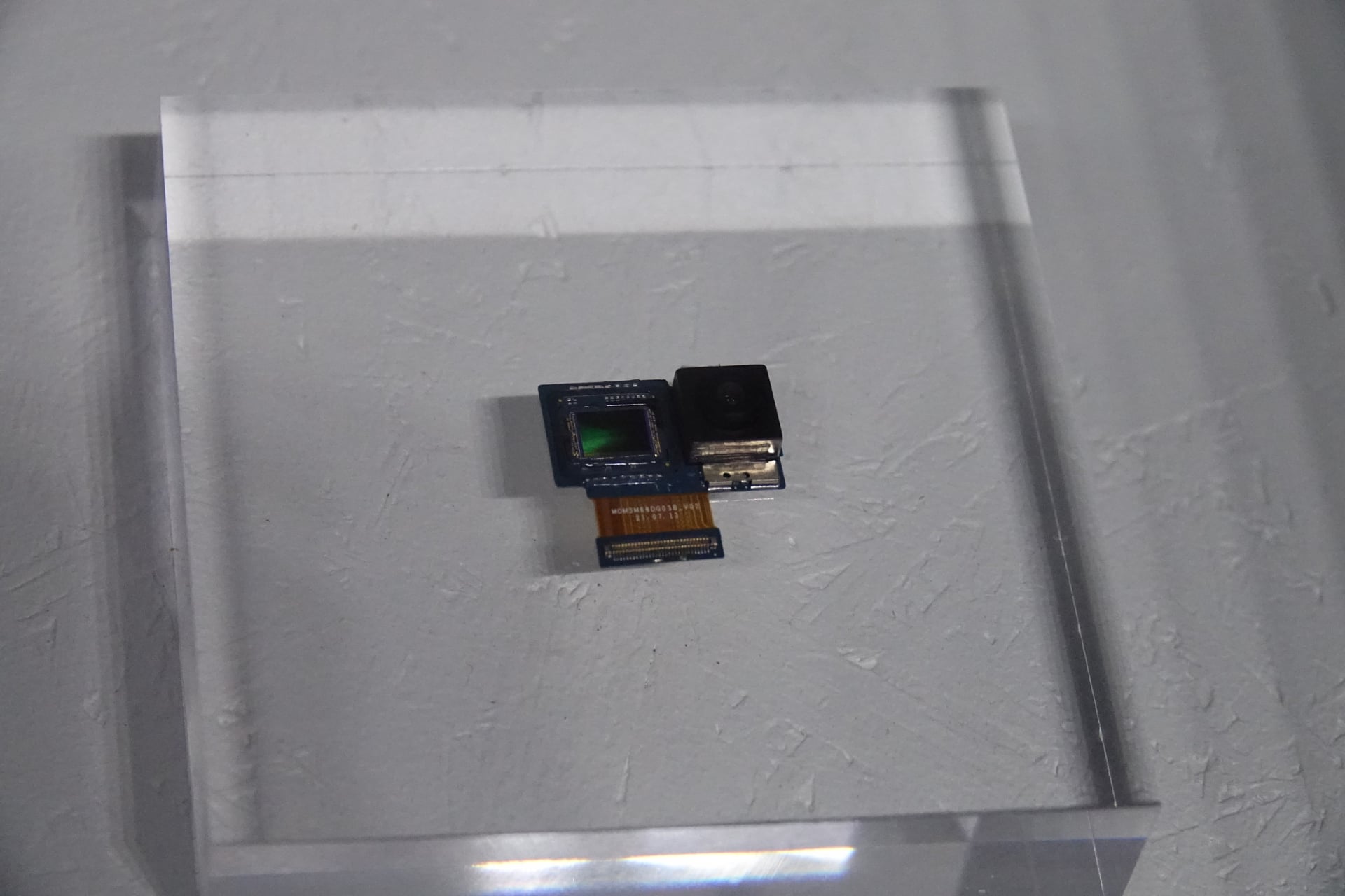 左＝Xperia 1 Vのセンサー。右＝Xperia 1 IVのセンサー