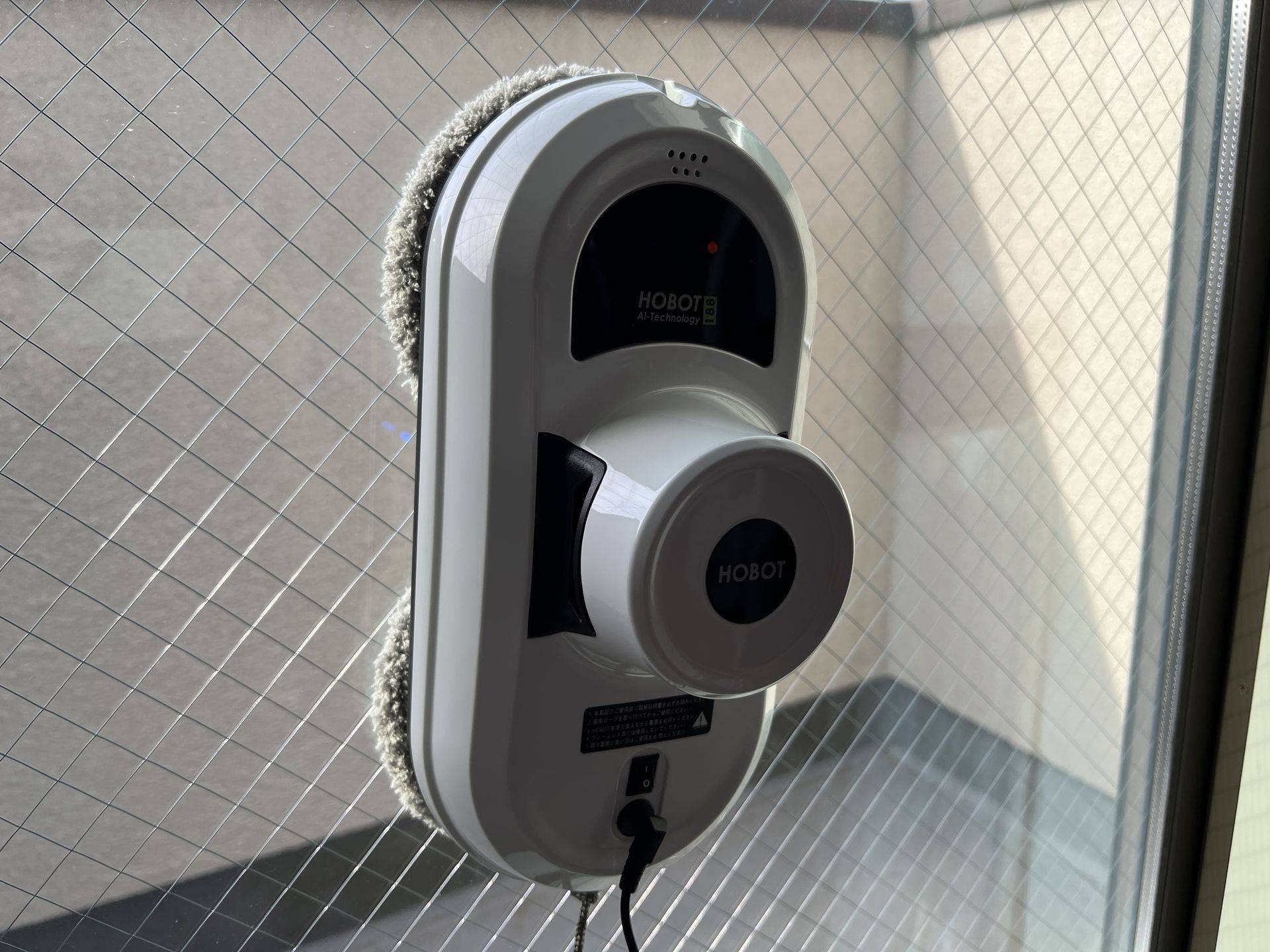 クロス装着後に窓にくっつけて電源を入れれば、吸引して窓に張り付いてくれる