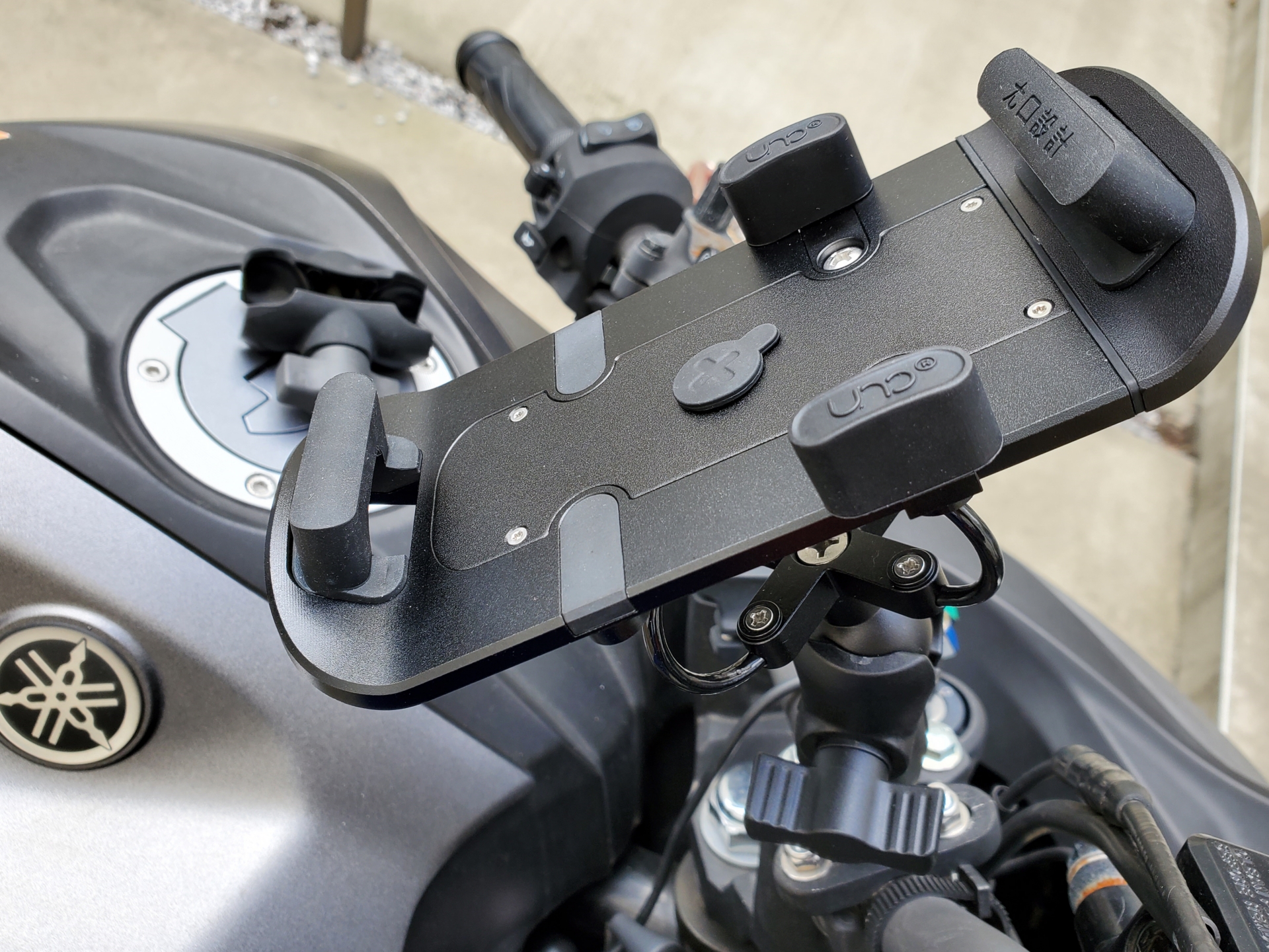 何も装着していないGUARDAMPER。バイクハンドルとの間にダンパーがあり、走行時の振動を吸収して、スマホへのダメージを軽減してくれる