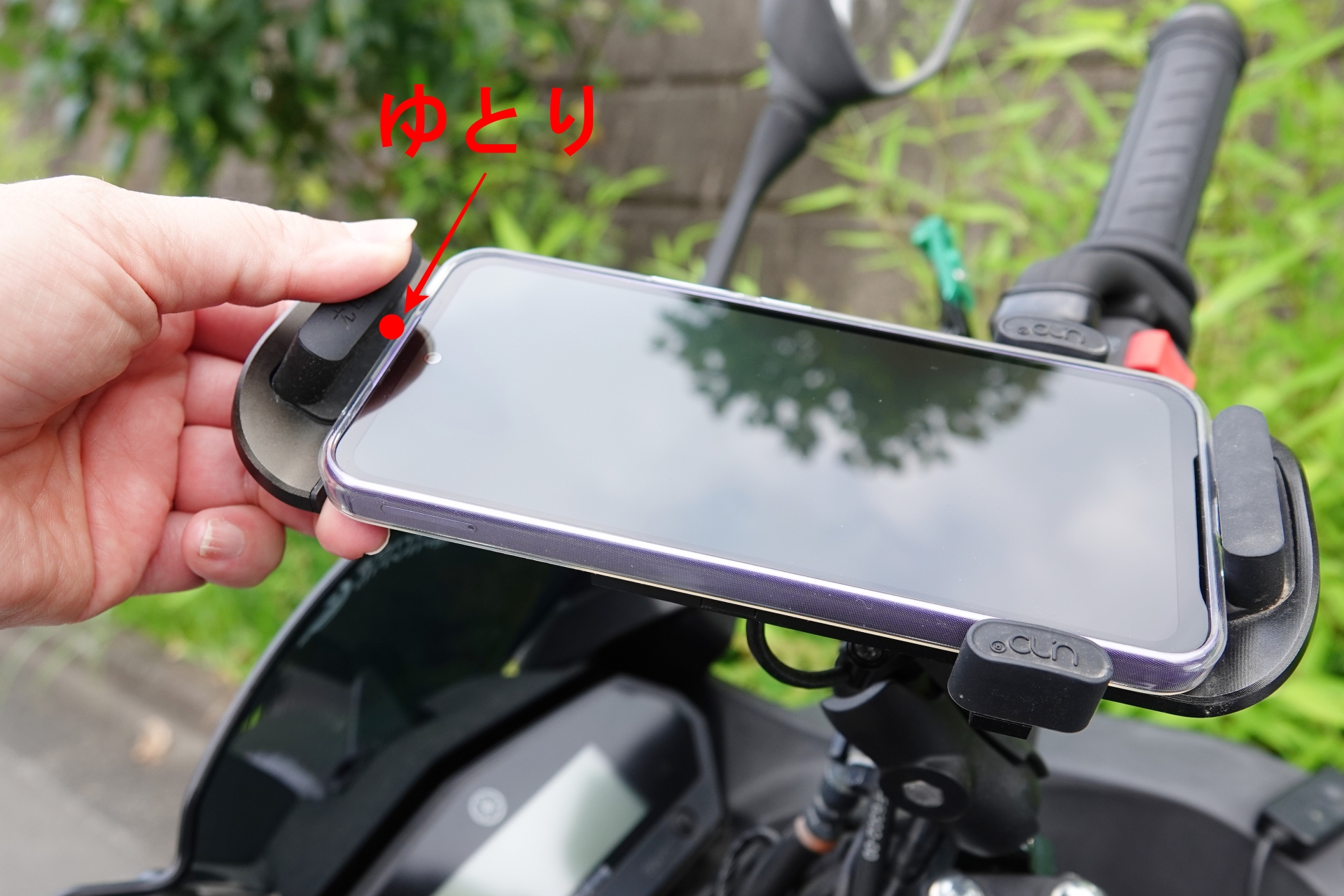 最大限にサスペンションを広げないと着脱できない