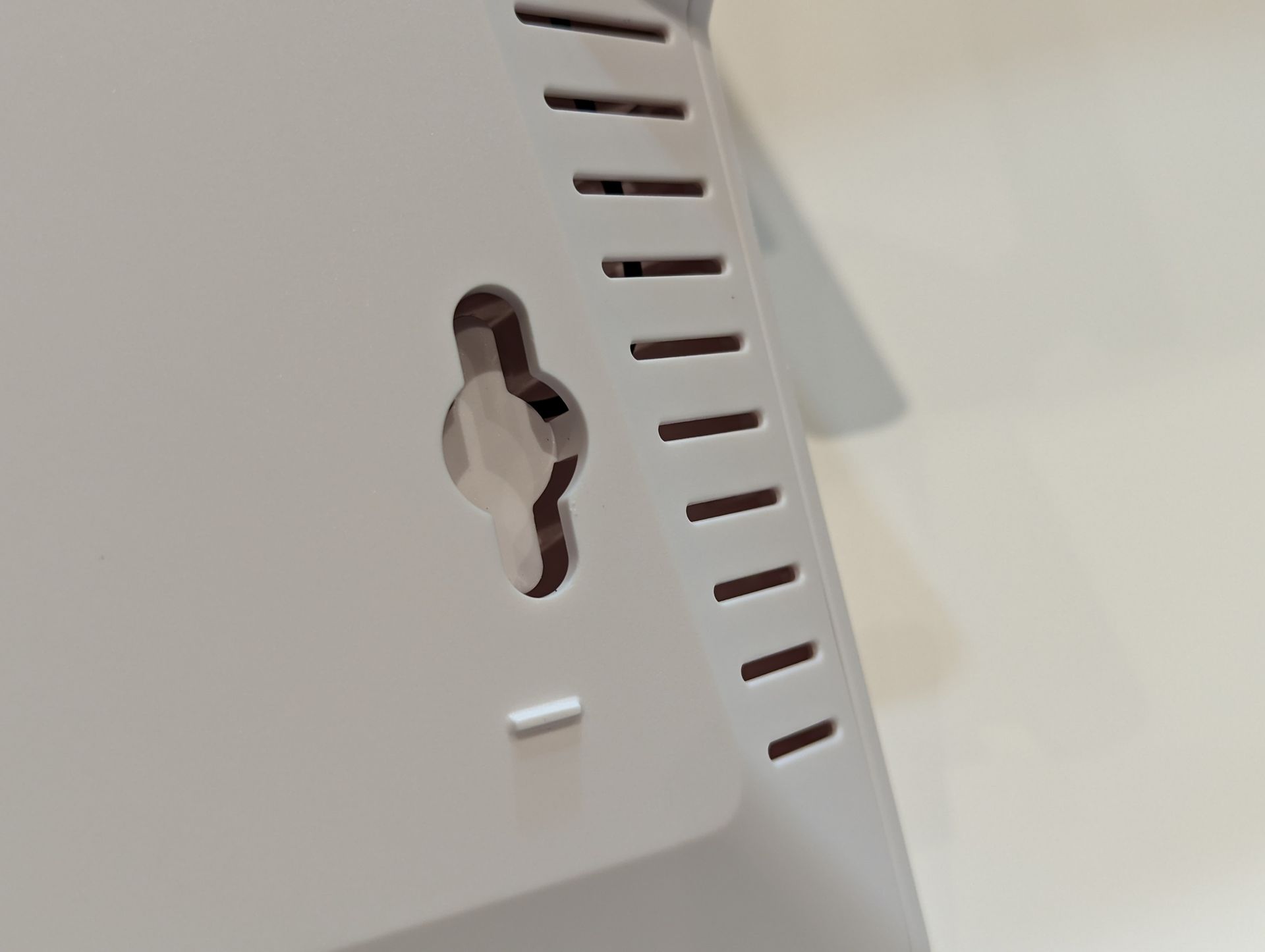 壁に掛けて使うこともできる仕様になっている